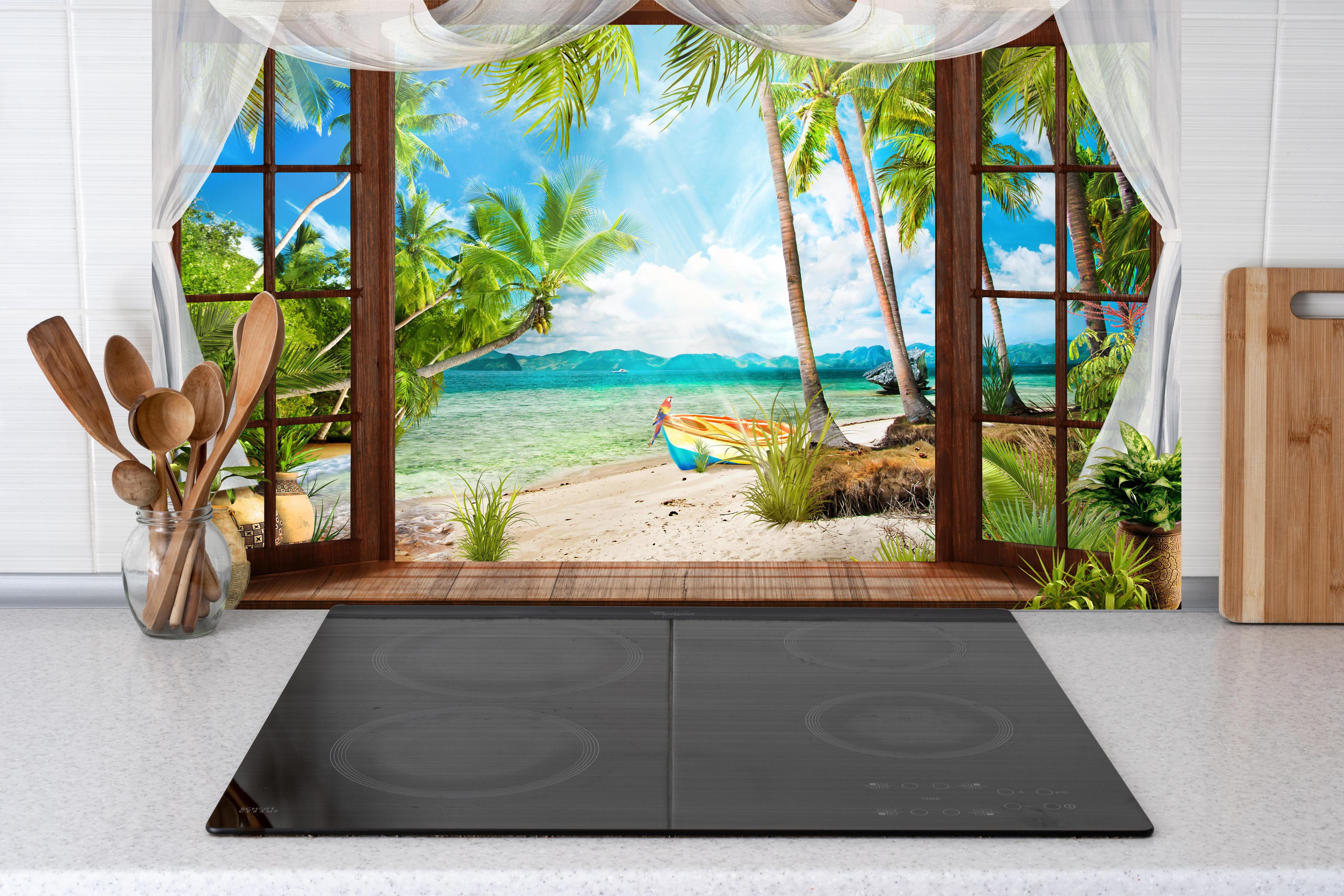 Küche - Bungalow mit Blick aufs Meer hinter weißen Hochglanz-Küchenregalen und schwarzem Wasserhahn