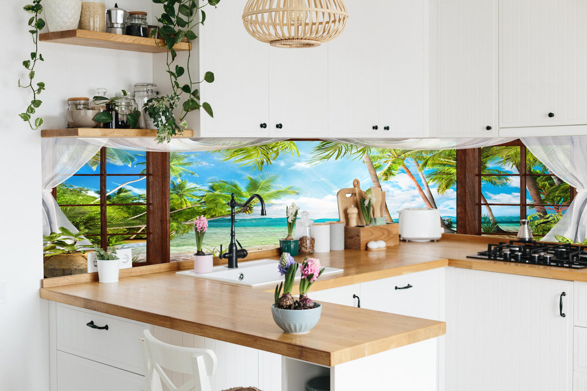 Küche - Bungalow mit Blick aufs Meer hinter weißen Hochglanz-Küchenregalen und schwarzem Wasserhahn