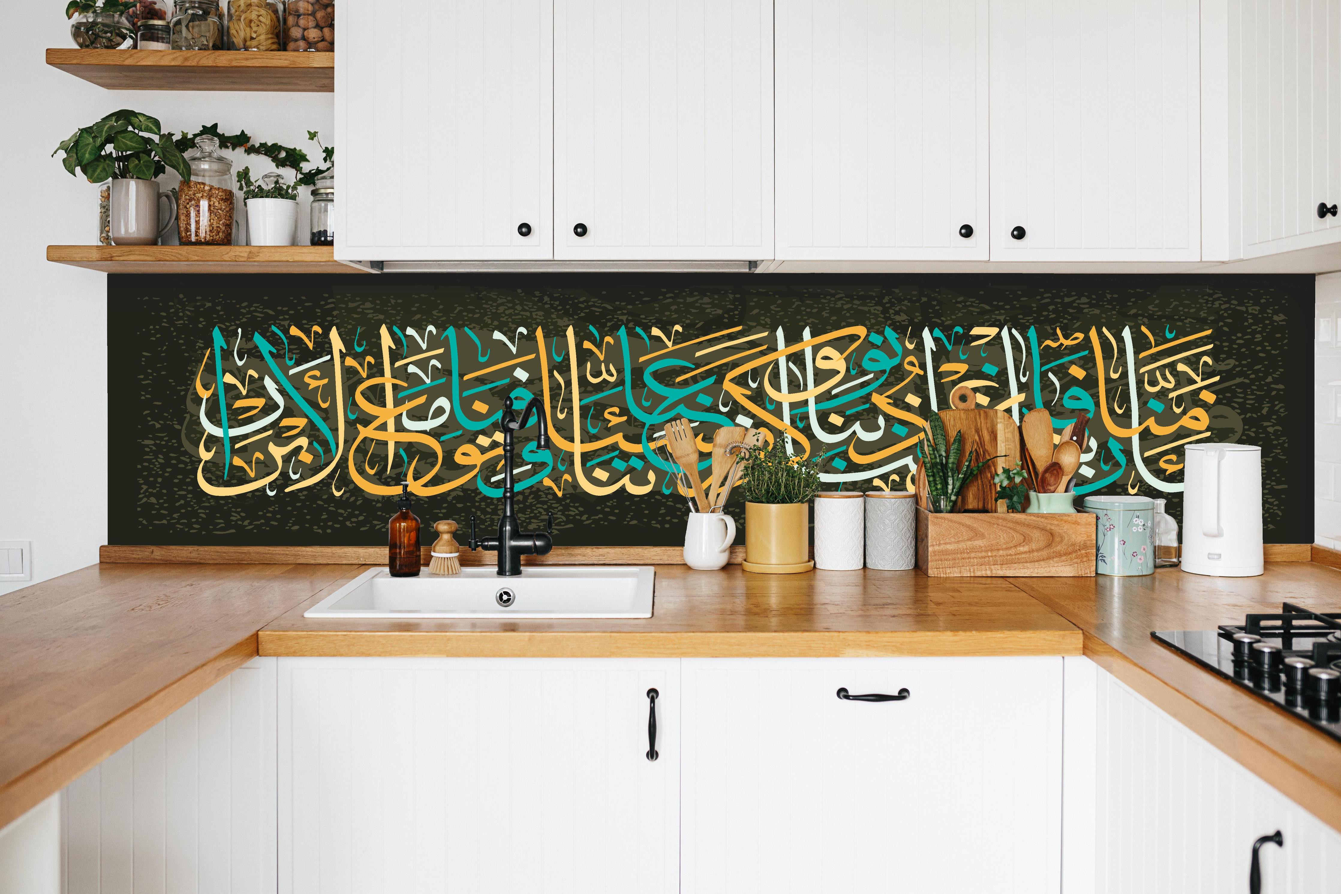 Küche - Bunte Arabische Kalligrafie Dekoration hinter weißen Hochglanz-Küchenregalen und schwarzem Wasserhahn