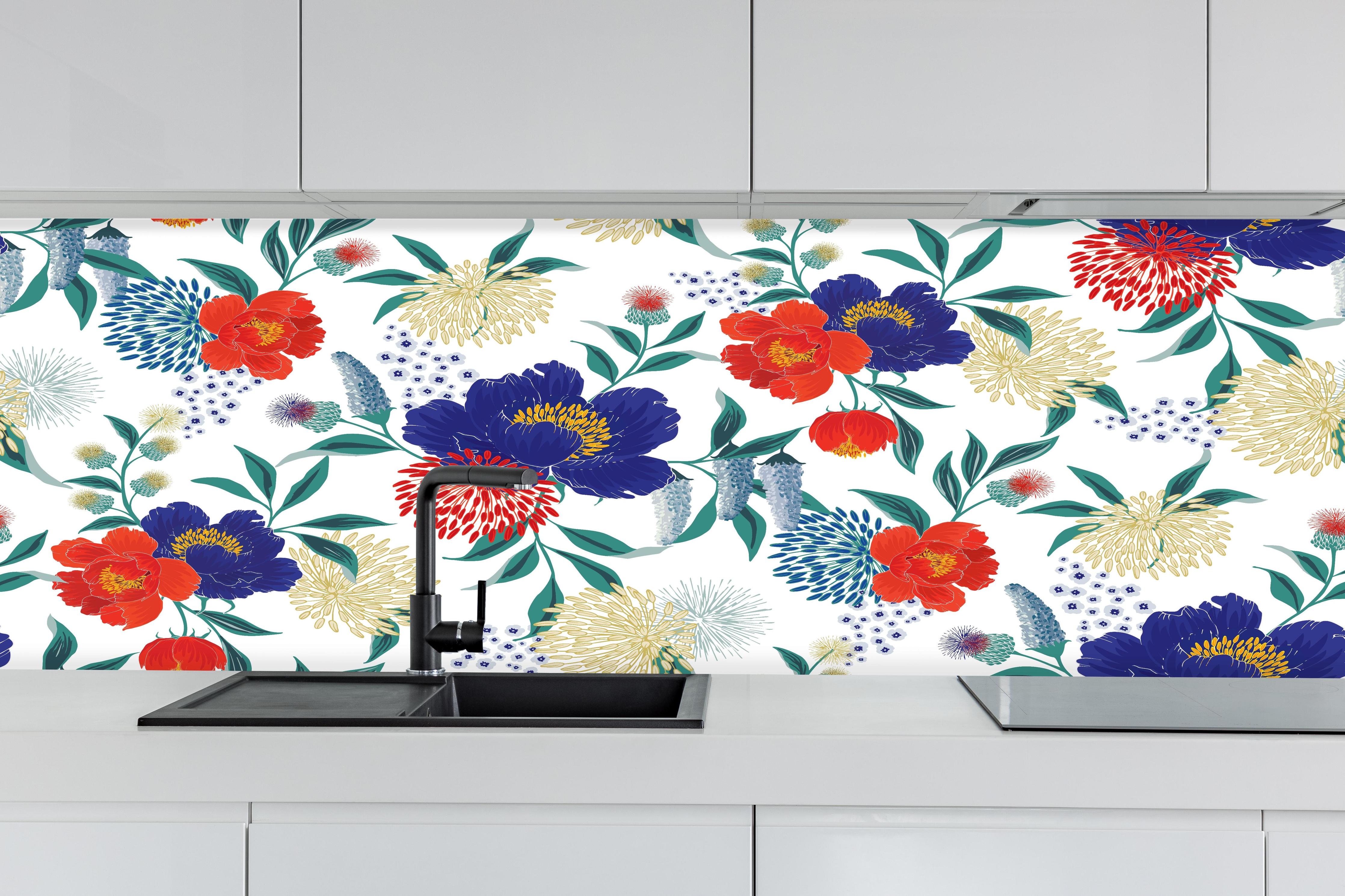 Küche - Bunte Blumenmuster Wandtapete Design hinter weißen Hochglanz-Küchenregalen und schwarzem Wasserhahn