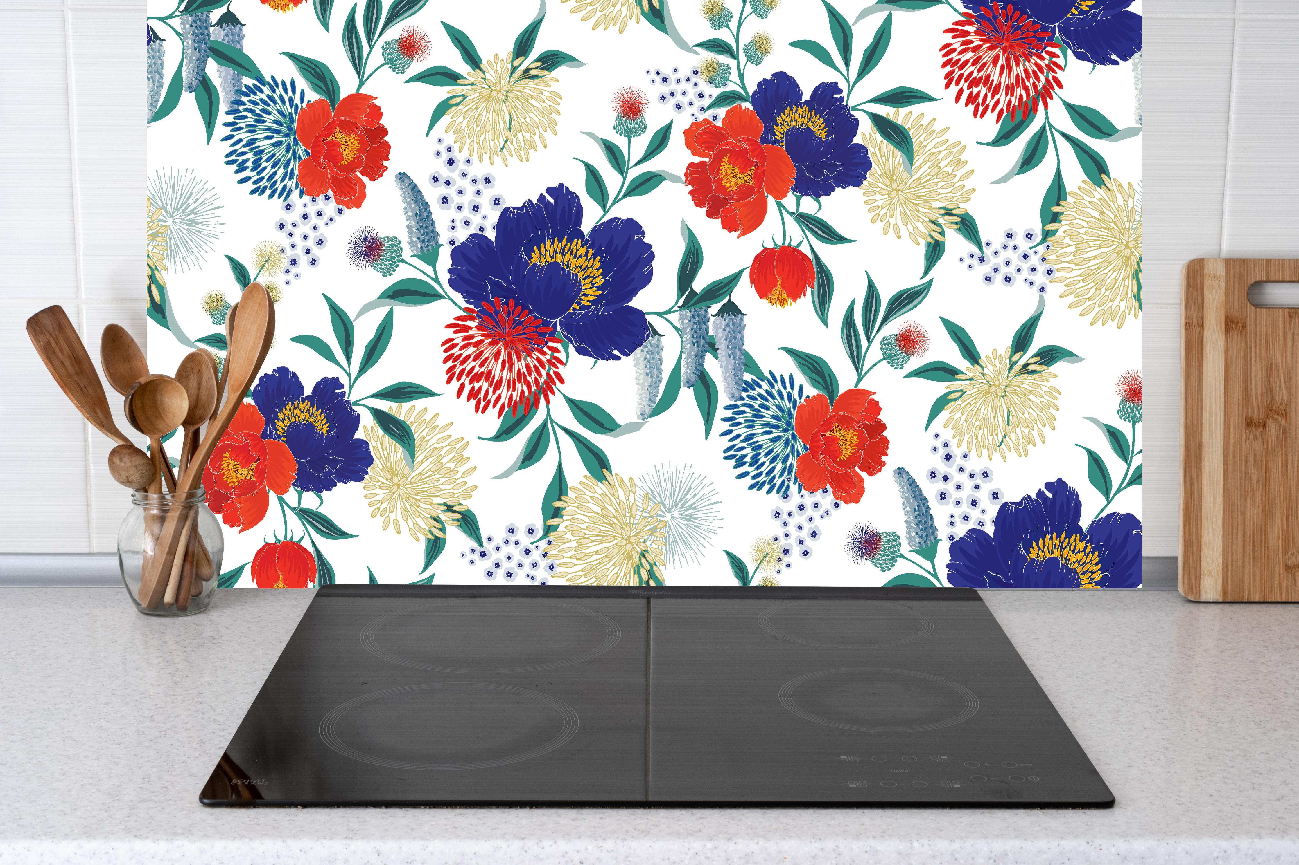 Küche - Bunte Blumenmuster Wandtapete Design hinter weißen Hochglanz-Küchenregalen und schwarzem Wasserhahn