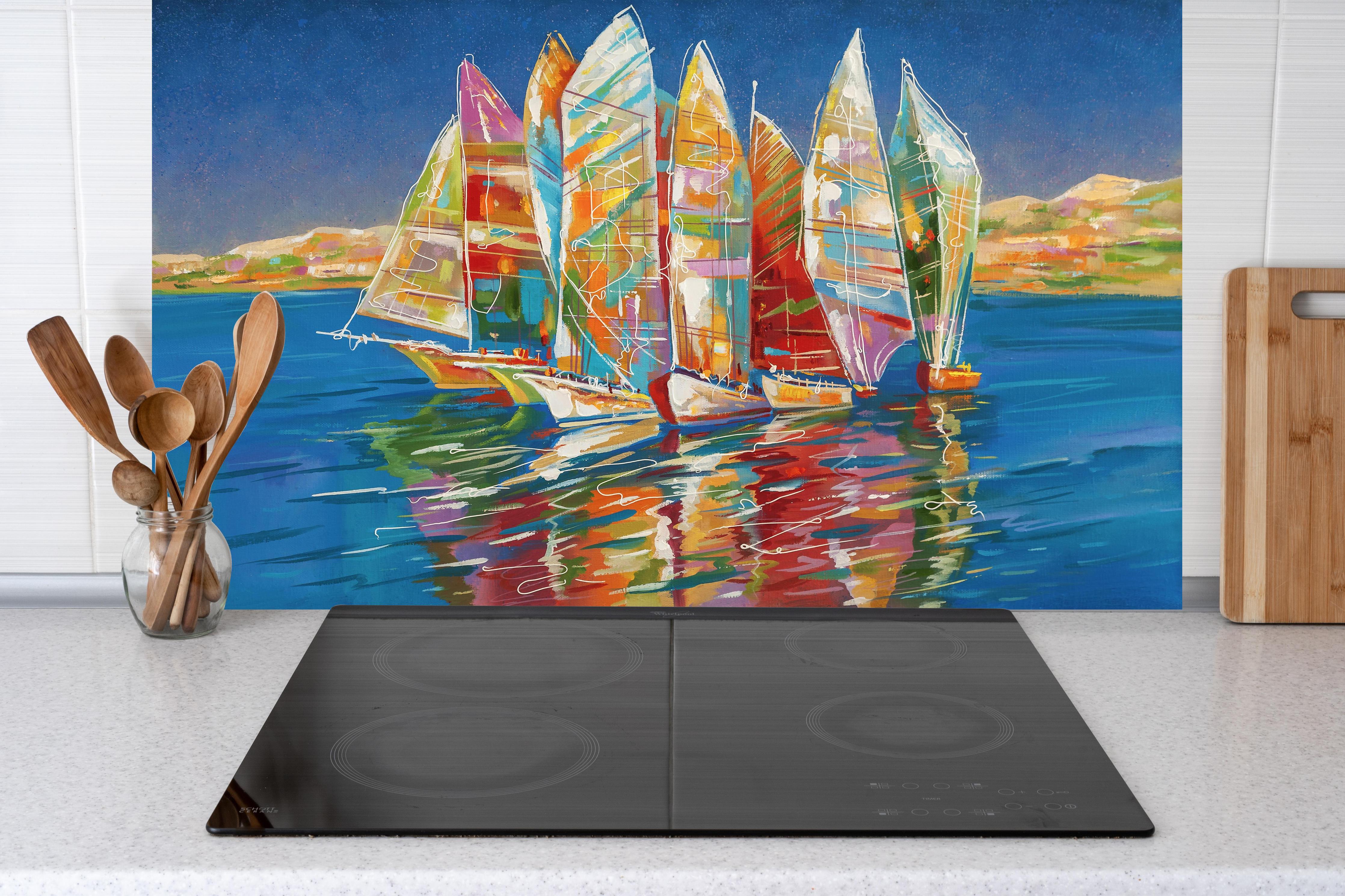 Küche - Bunte Boote auf dem Meer - Ölgemälde hinter weißen Hochglanz-Küchenregalen und schwarzem Wasserhahn