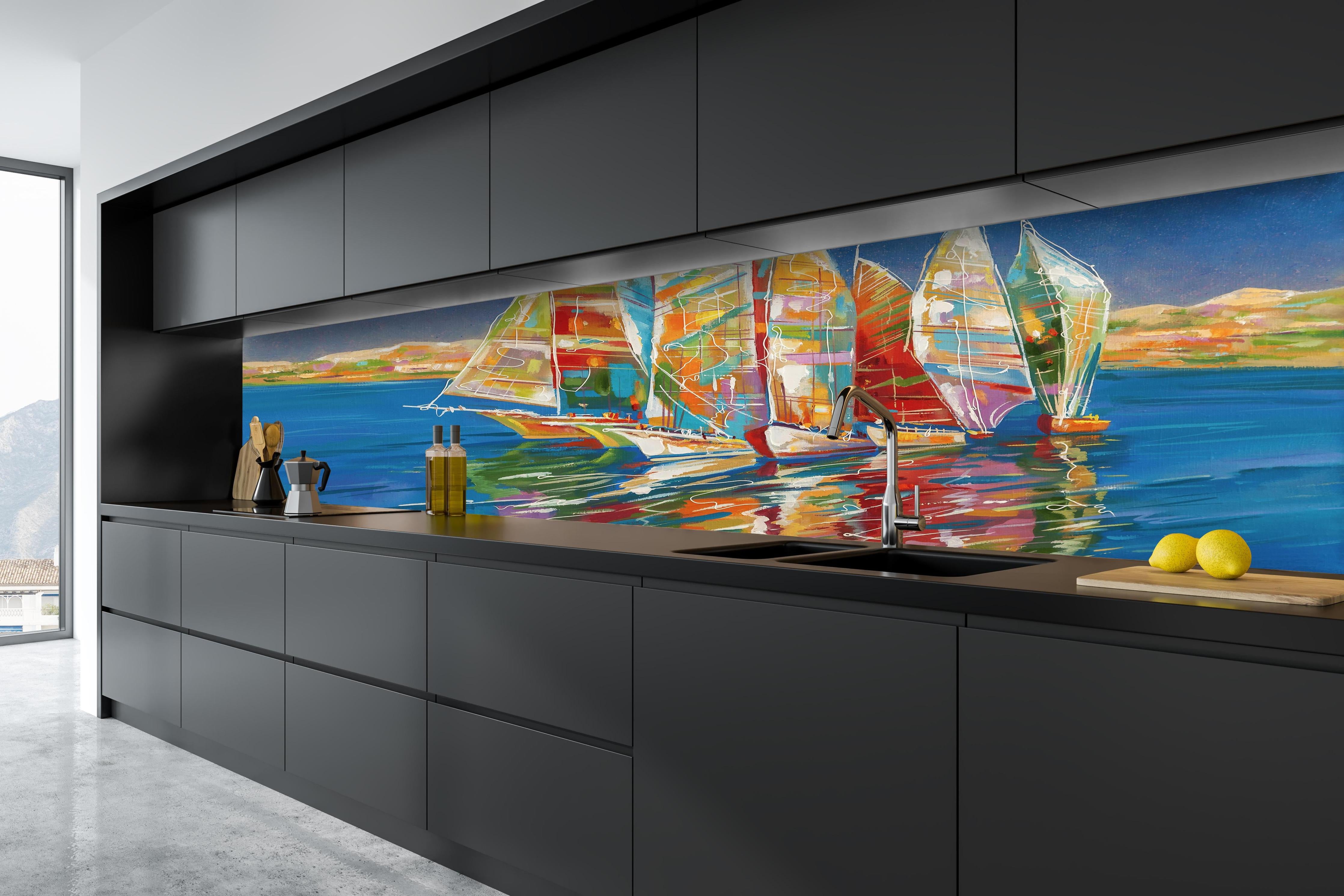 Küche - Bunte Boote auf dem Meer - Ölgemälde hinter weißen Hochglanz-Küchenregalen und schwarzem Wasserhahn