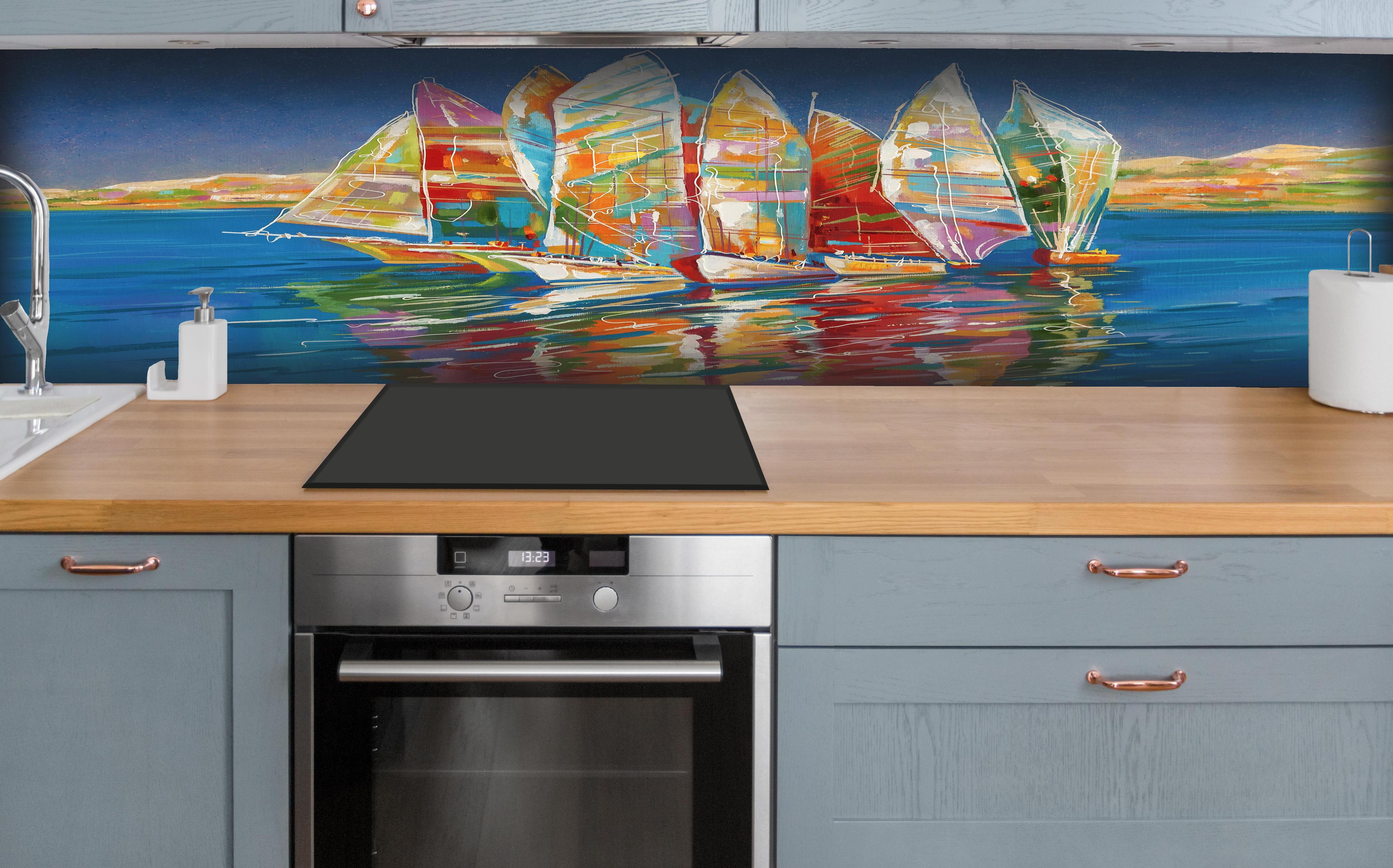 Küche - Bunte Boote auf dem Meer - Ölgemälde hinter weißen Hochglanz-Küchenregalen und schwarzem Wasserhahn
