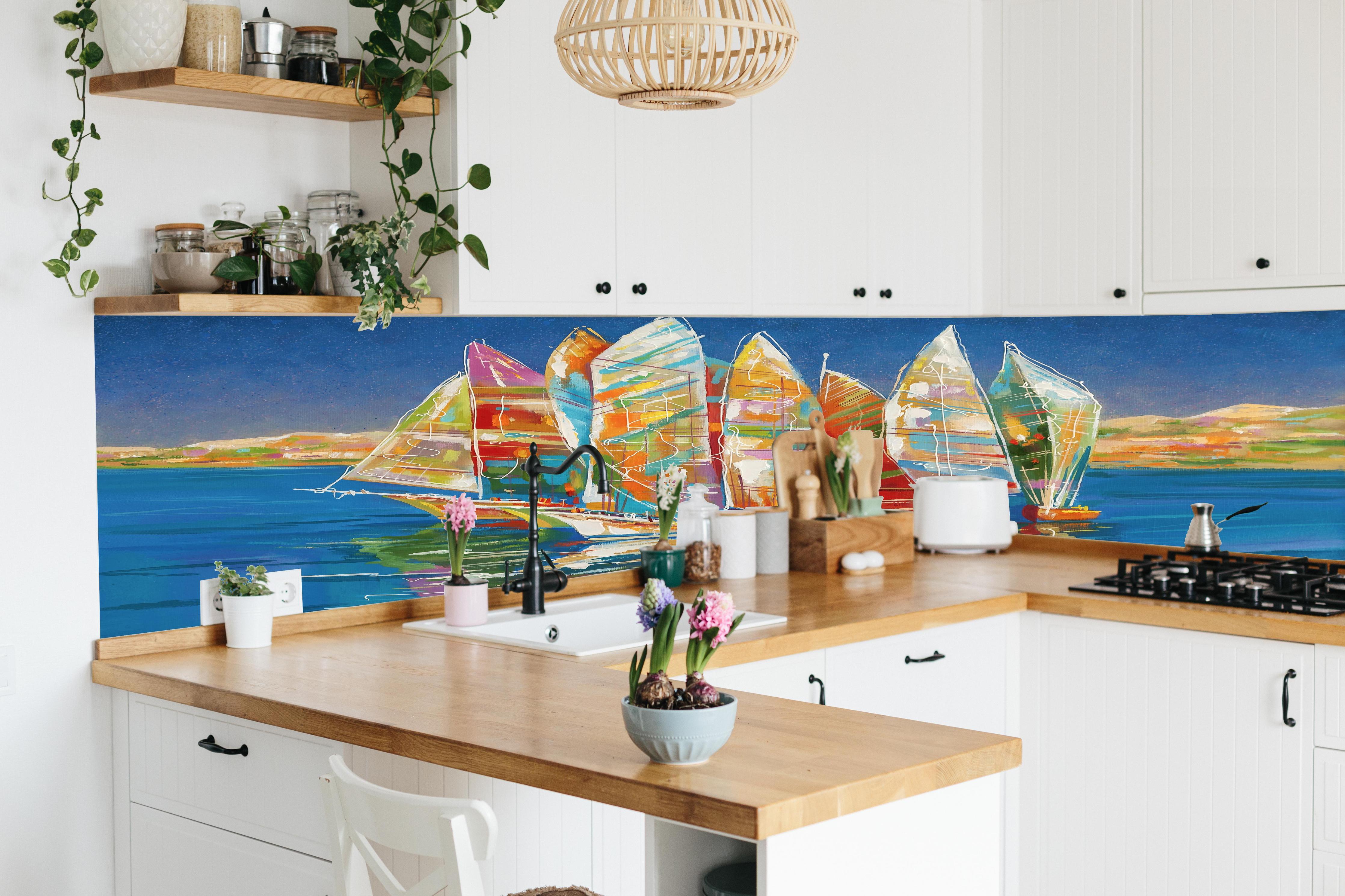 Küche - Bunte Boote auf dem Meer - Ölgemälde hinter weißen Hochglanz-Küchenregalen und schwarzem Wasserhahn