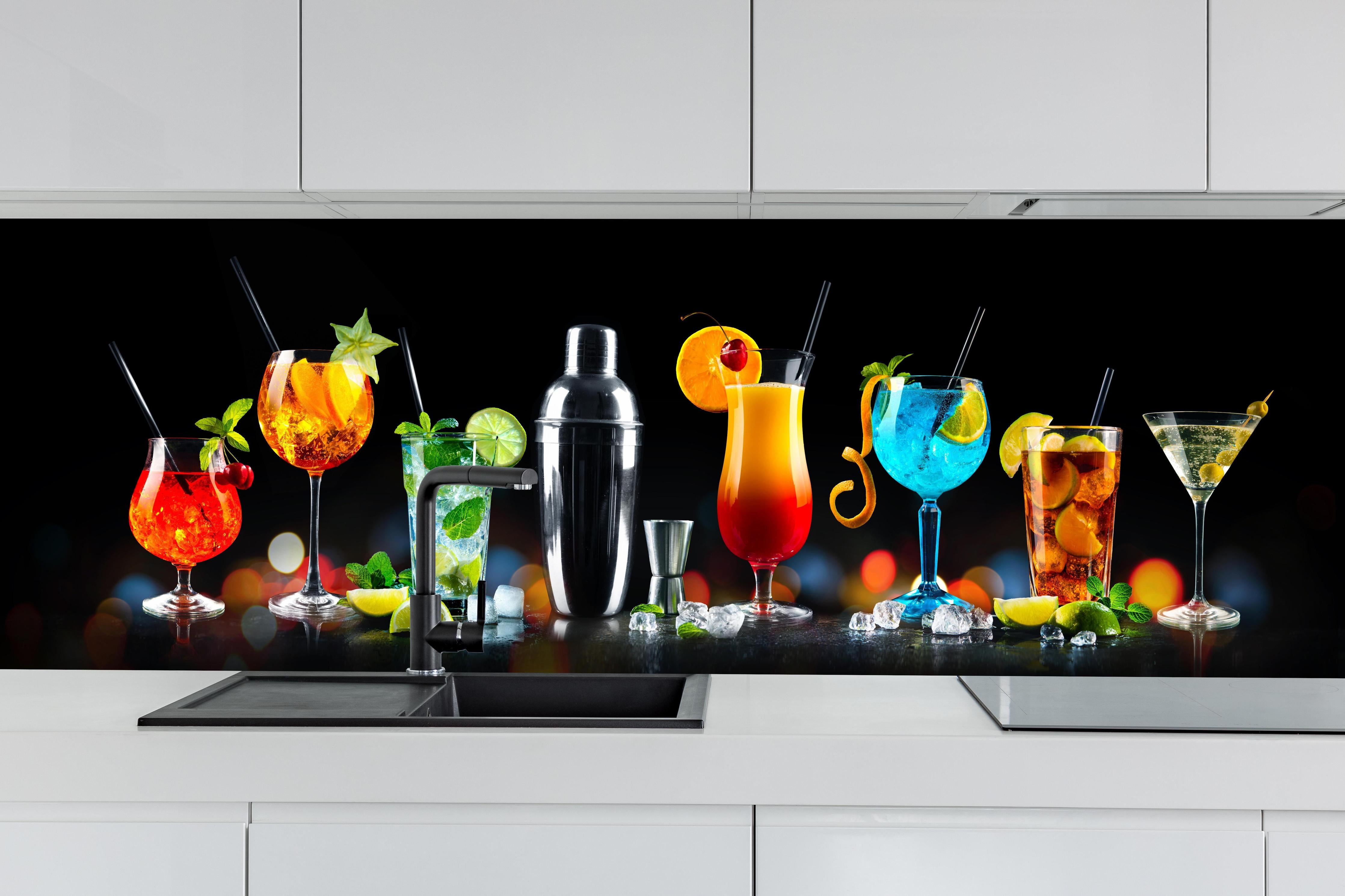 Küche - Bunte Cocktailsammlung Nacht Ambiente hinter weißen Hochglanz-Küchenregalen und schwarzem Wasserhahn
