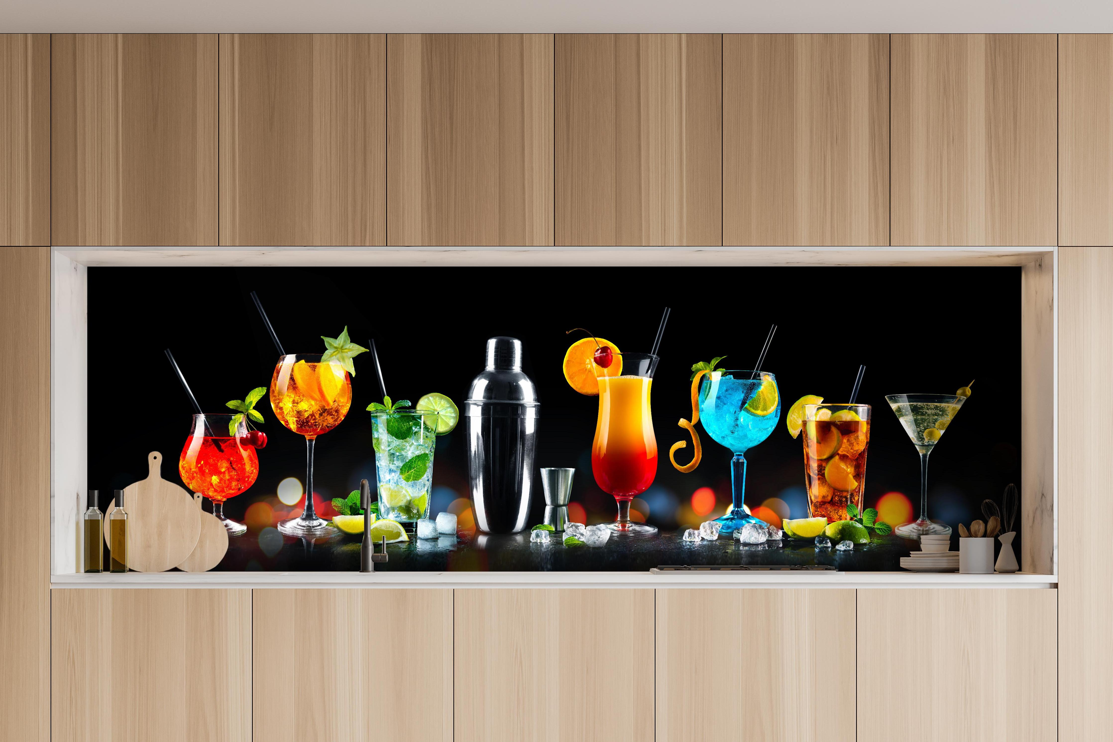 Küche - Bunte Cocktailsammlung Nacht Ambiente hinter weißen Hochglanz-Küchenregalen und schwarzem Wasserhahn