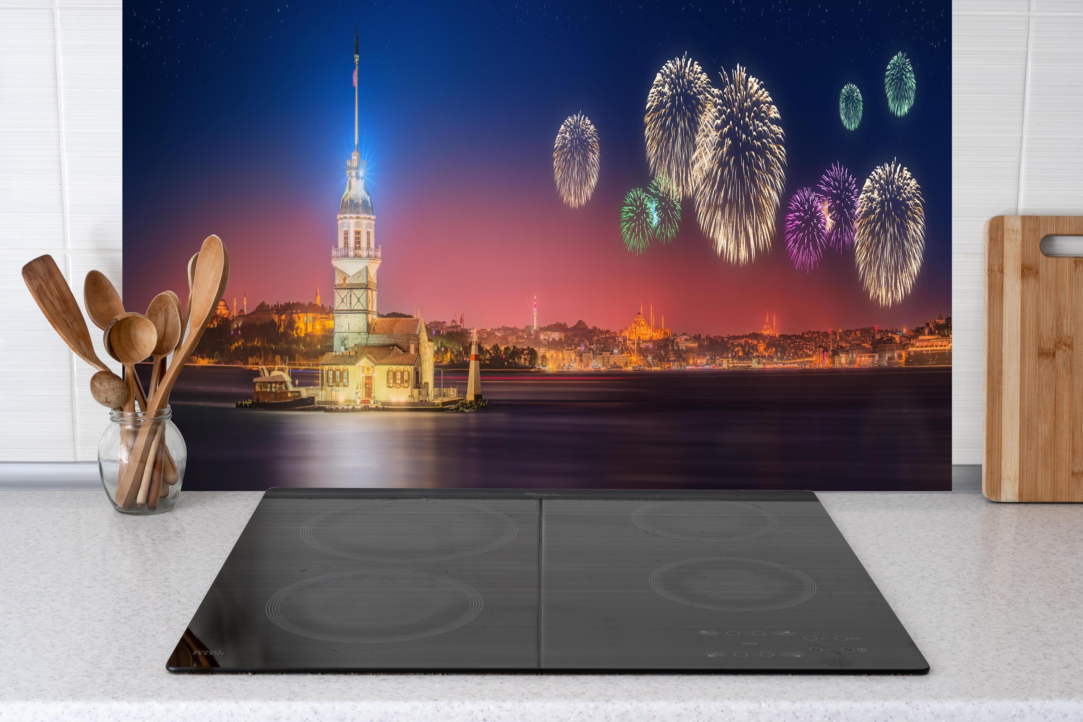 Küche - Bunte Feuerwerksshow Kiz Kulesi Istanbul hinter weißen Hochglanz-Küchenregalen und schwarzem Wasserhahn