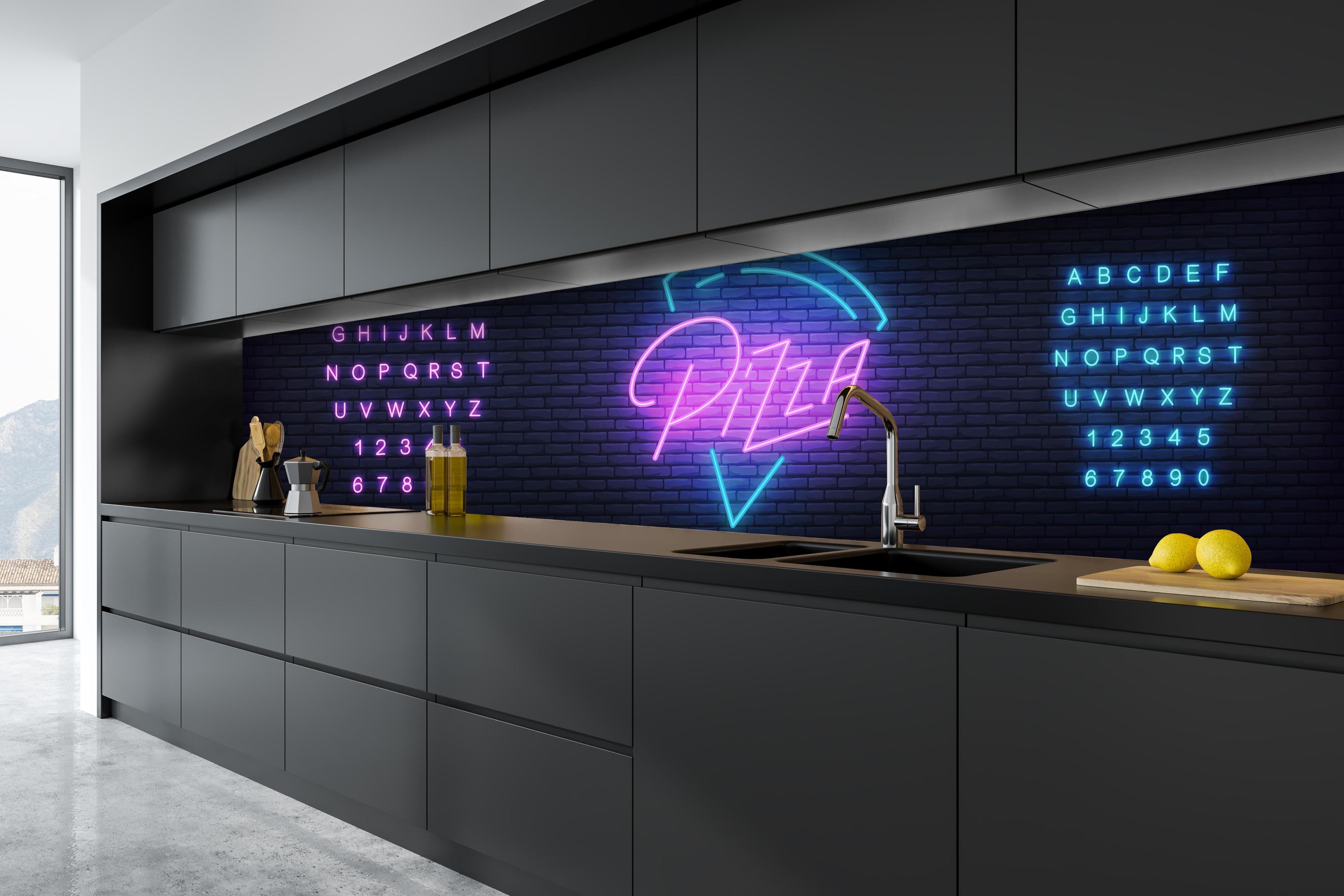 Küche - Bunte Neon-Leuchtschrift Pizza Werbung hinter weißen Hochglanz-Küchenregalen und schwarzem Wasserhahn