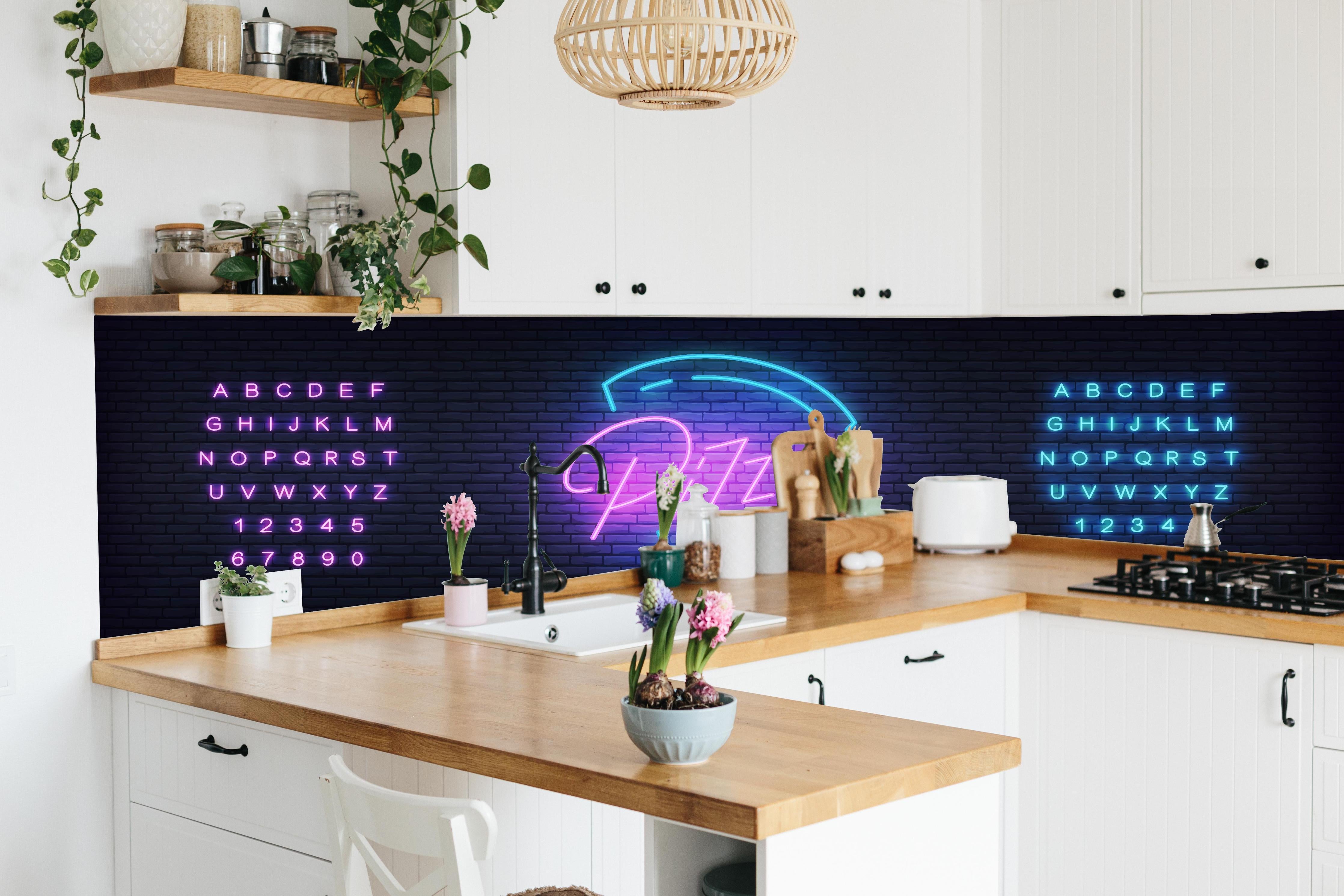 Küche - Bunte Neon-Leuchtschrift Pizza Werbung hinter weißen Hochglanz-Küchenregalen und schwarzem Wasserhahn