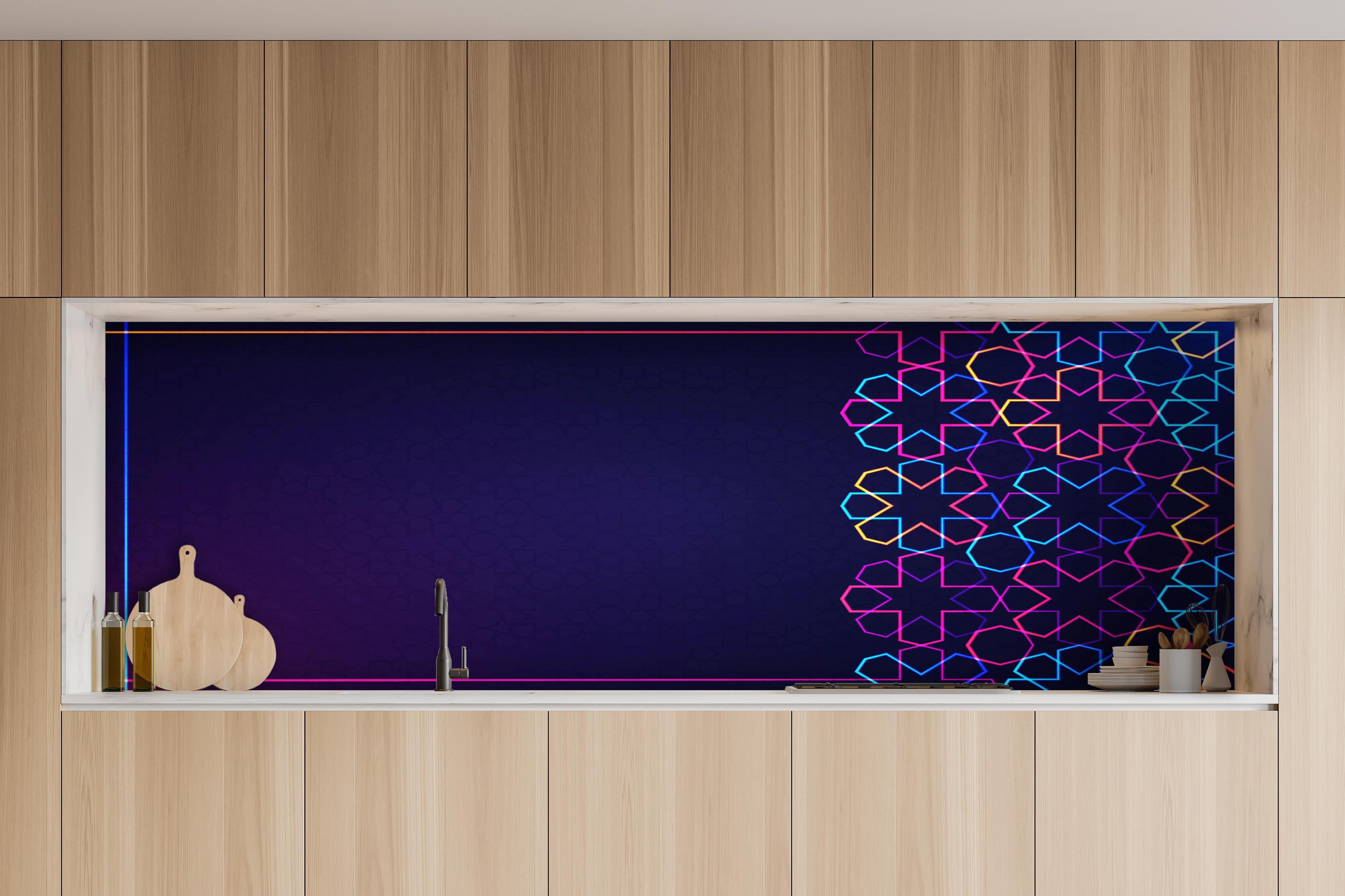 Küche - Bunte Neon Muster Eid Mubarak Hintergrund hinter weißen Hochglanz-Küchenregalen und schwarzem Wasserhahn