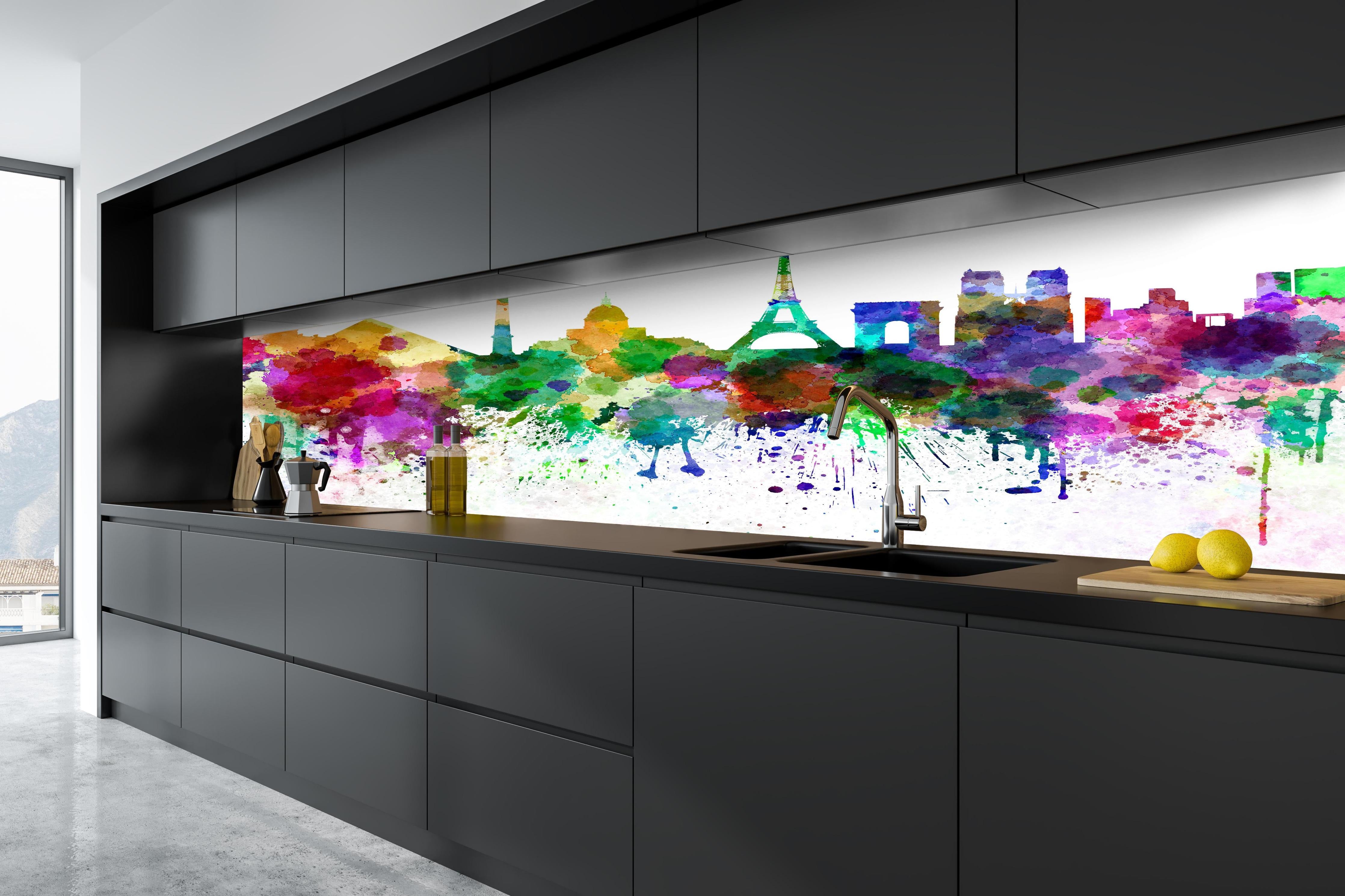 Küche - Bunte Paris Skyline Aquarell hinter weißen Hochglanz-Küchenregalen und schwarzem Wasserhahn