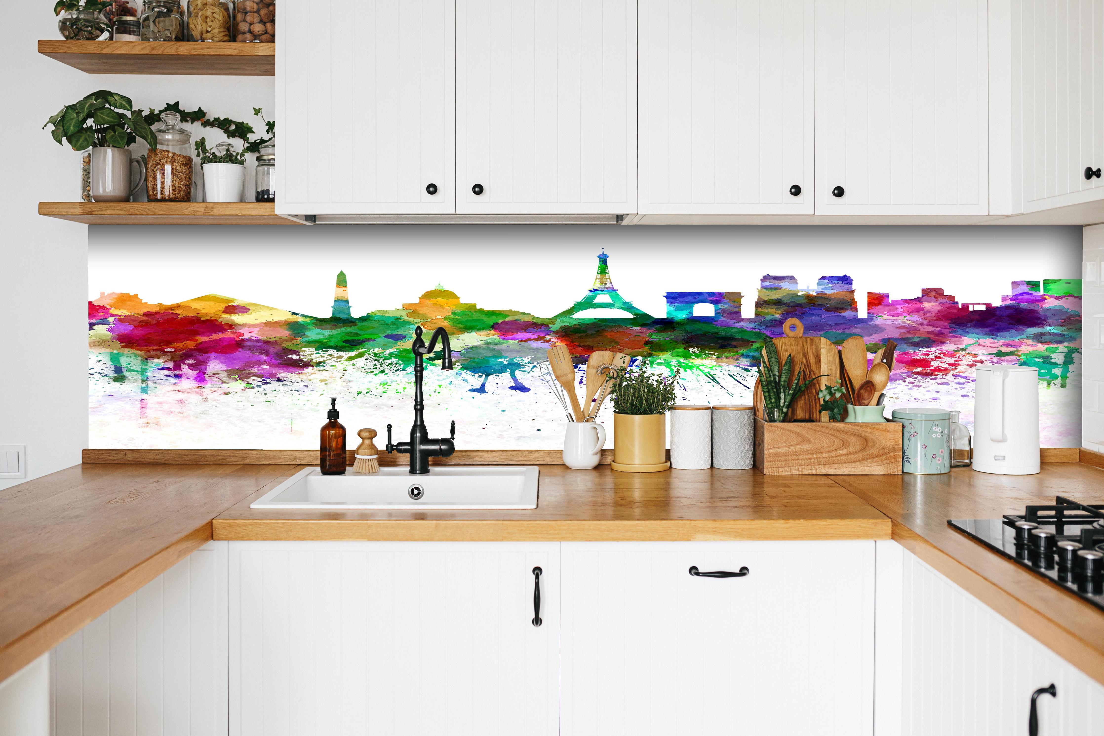 Küche - Bunte Paris Skyline Aquarell hinter weißen Hochglanz-Küchenregalen und schwarzem Wasserhahn