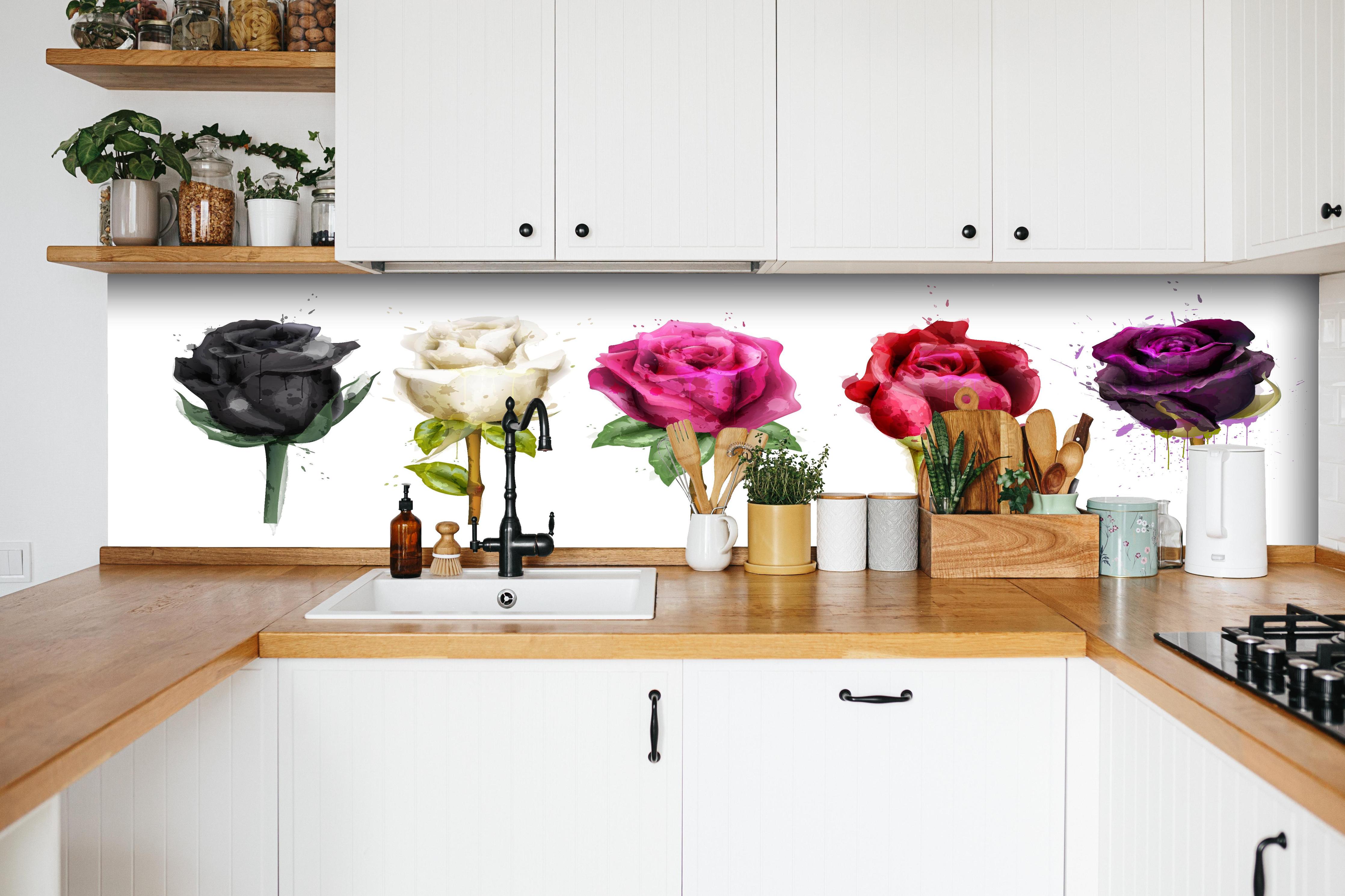 Küche - Bunte Rosen mit farbigen Tropfen hinter weißen Hochglanz-Küchenregalen und schwarzem Wasserhahn