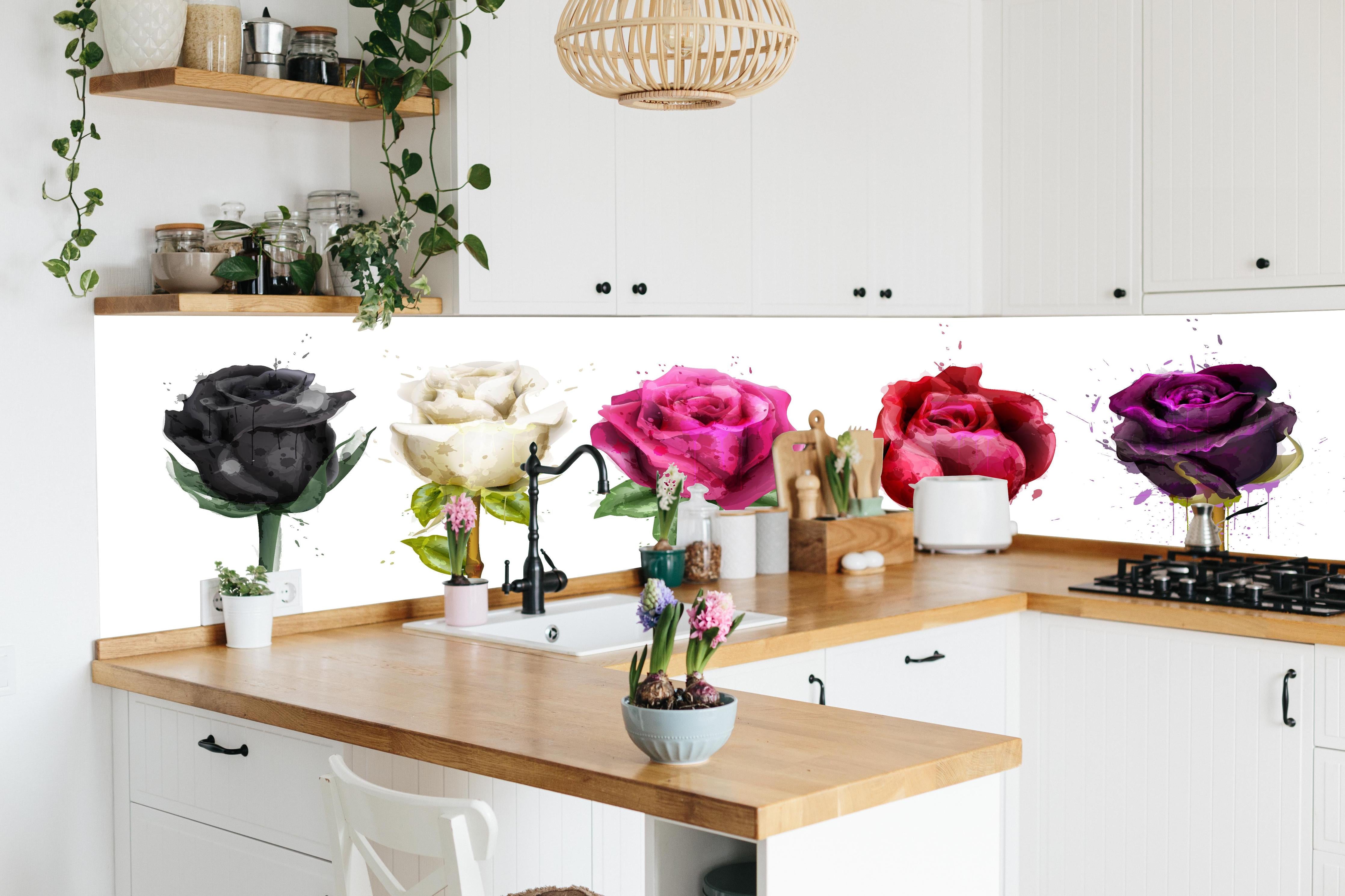 Küche - Bunte Rosen mit farbigen Tropfen hinter weißen Hochglanz-Küchenregalen und schwarzem Wasserhahn