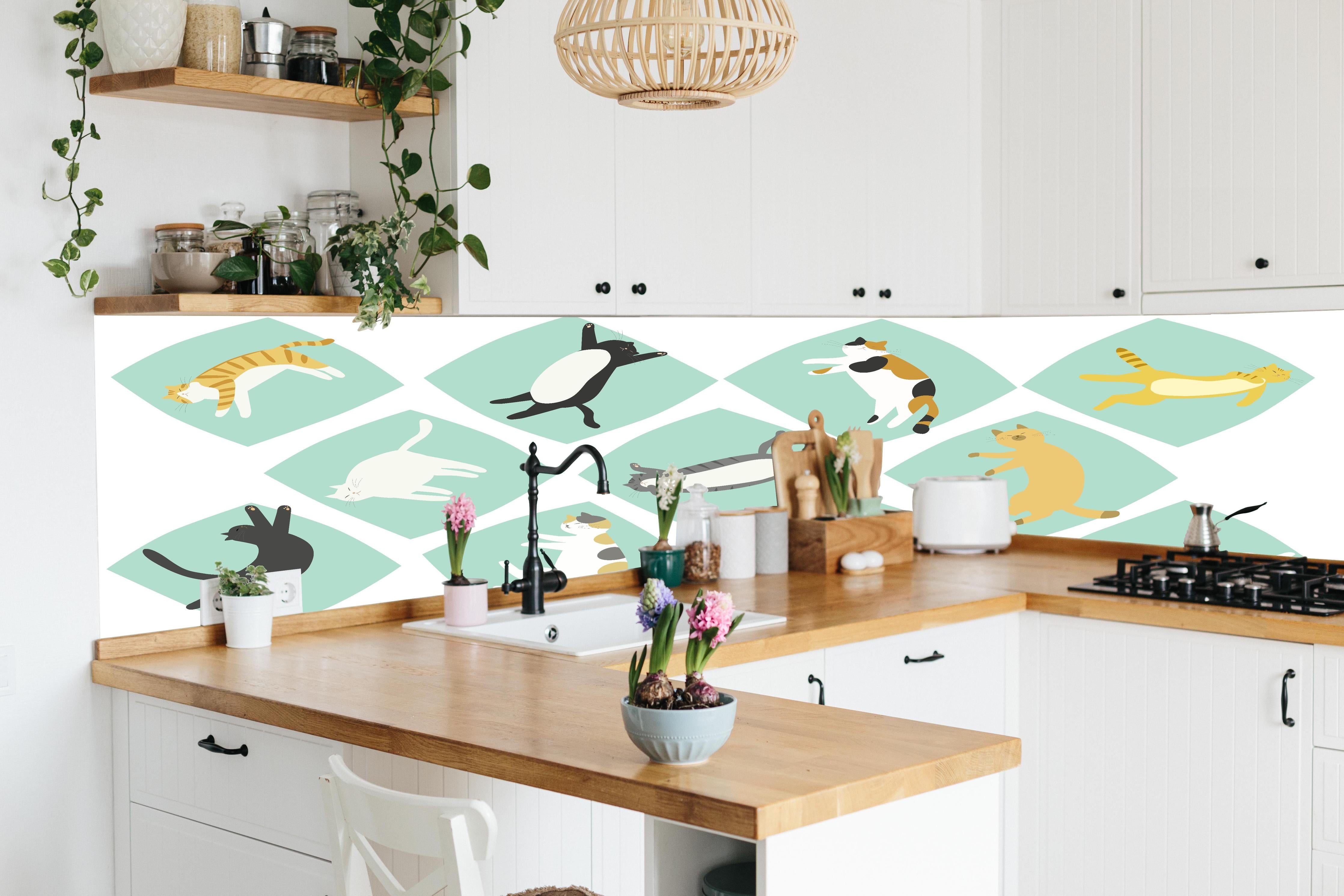 Küche - Bunte Sammlung verspielter Tierillustrationen hinter weißen Hochglanz-Küchenregalen und schwarzem Wasserhahn