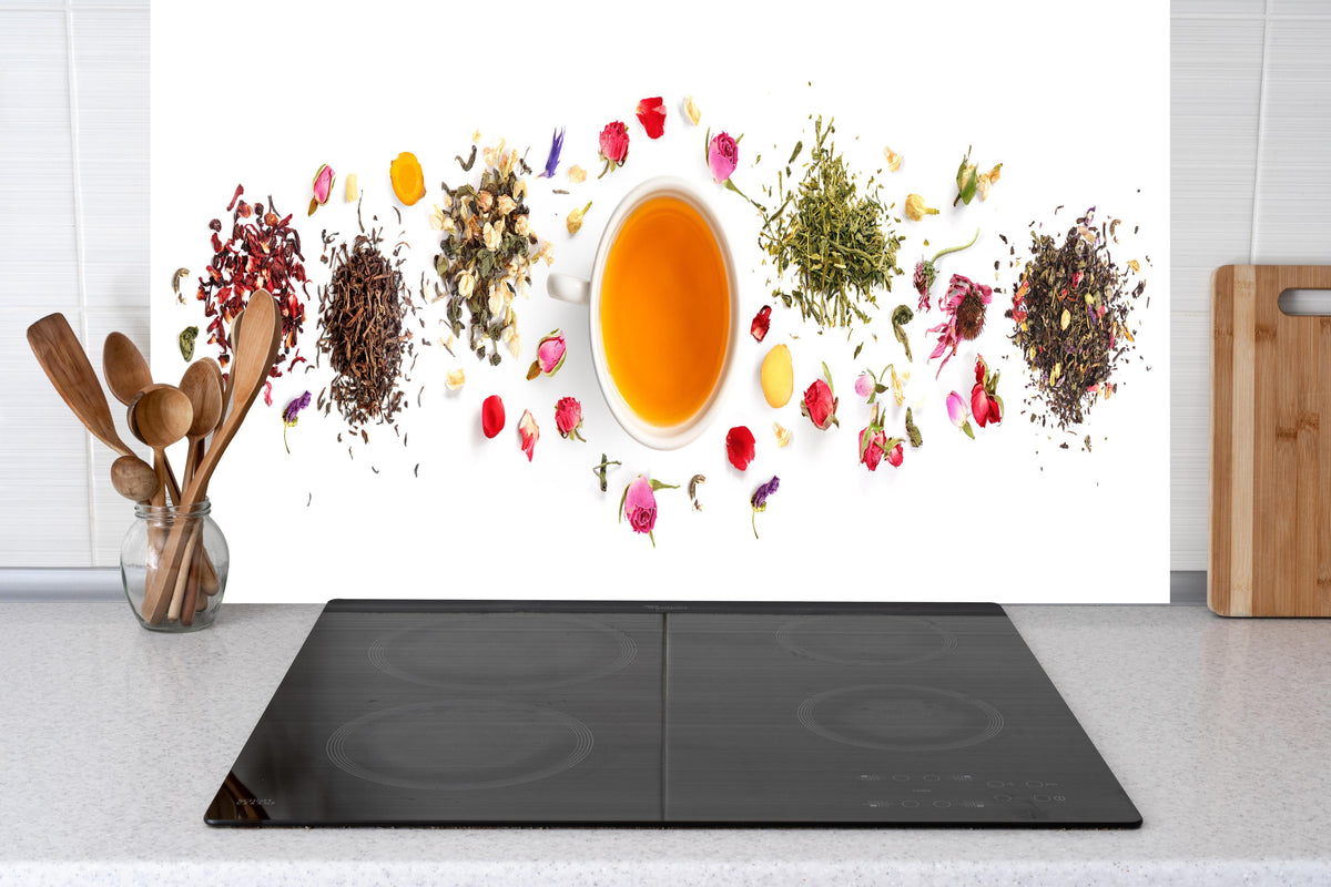 Küche - Bunte Teevielfalt & Blütenpracht hinter weißen Hochglanz-Küchenregalen und schwarzem Wasserhahn