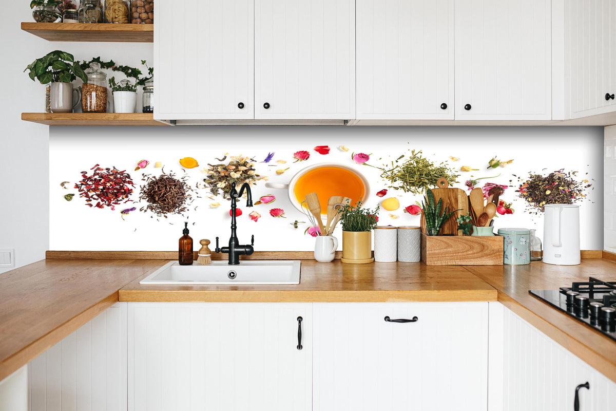 Küche - Bunte Teevielfalt & Blütenpracht hinter weißen Hochglanz-Küchenregalen und schwarzem Wasserhahn