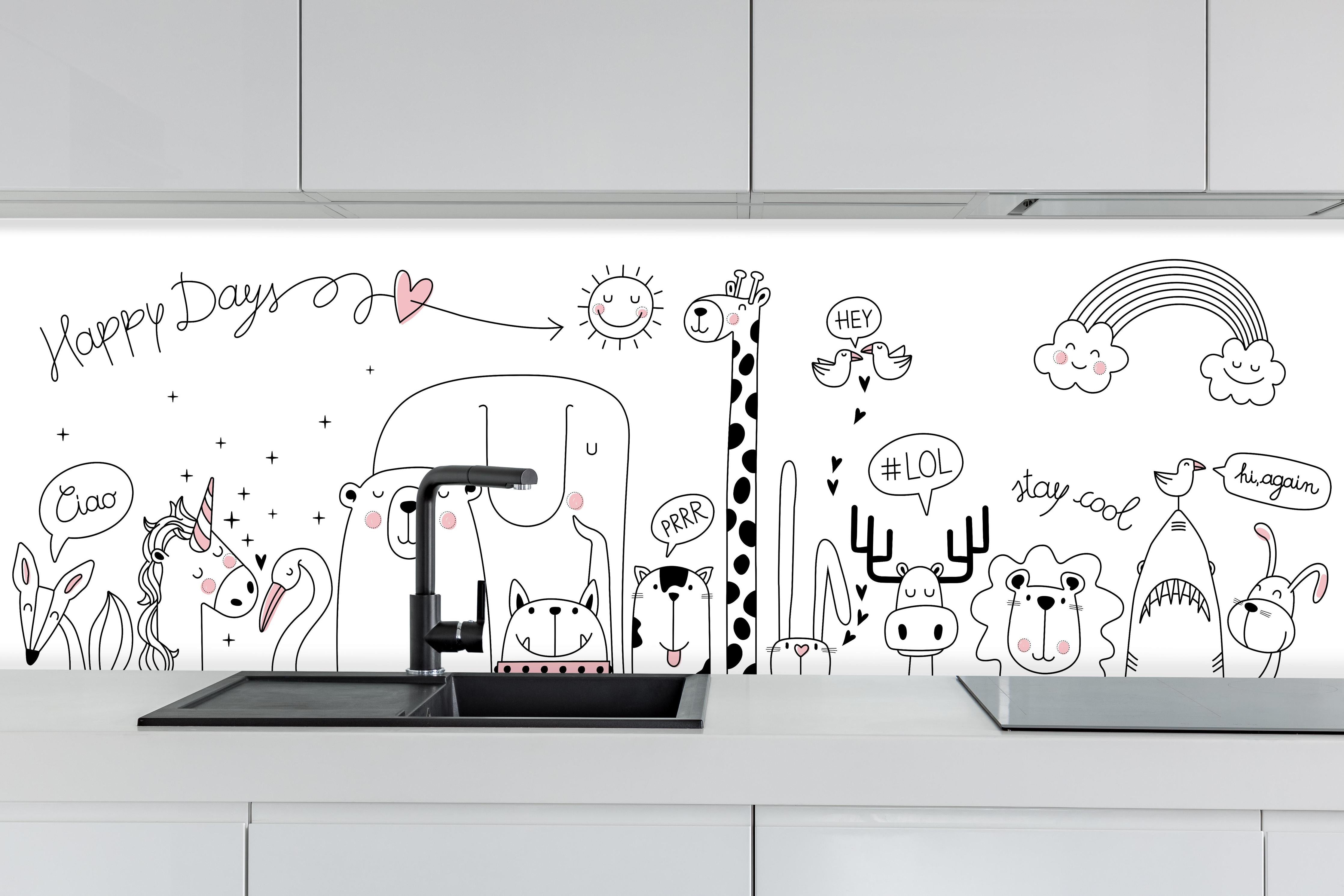 Küche - Bunte Tierzeichnungen Schwarz-Weiß Illustration hinter weißen Hochglanz-Küchenregalen und schwarzem Wasserhahn