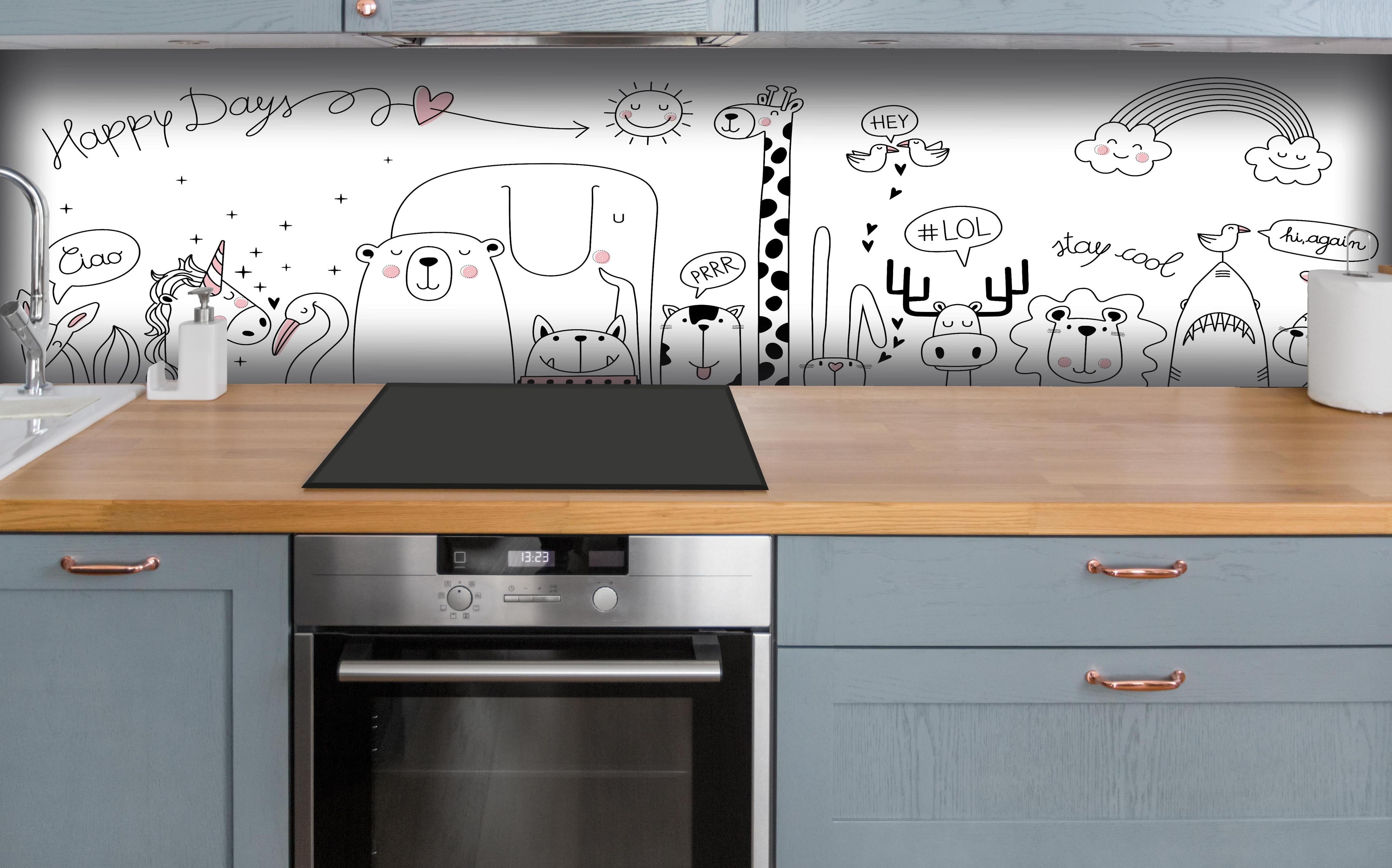 Küche - Bunte Tierzeichnungen Schwarz-Weiß Illustration hinter weißen Hochglanz-Küchenregalen und schwarzem Wasserhahn