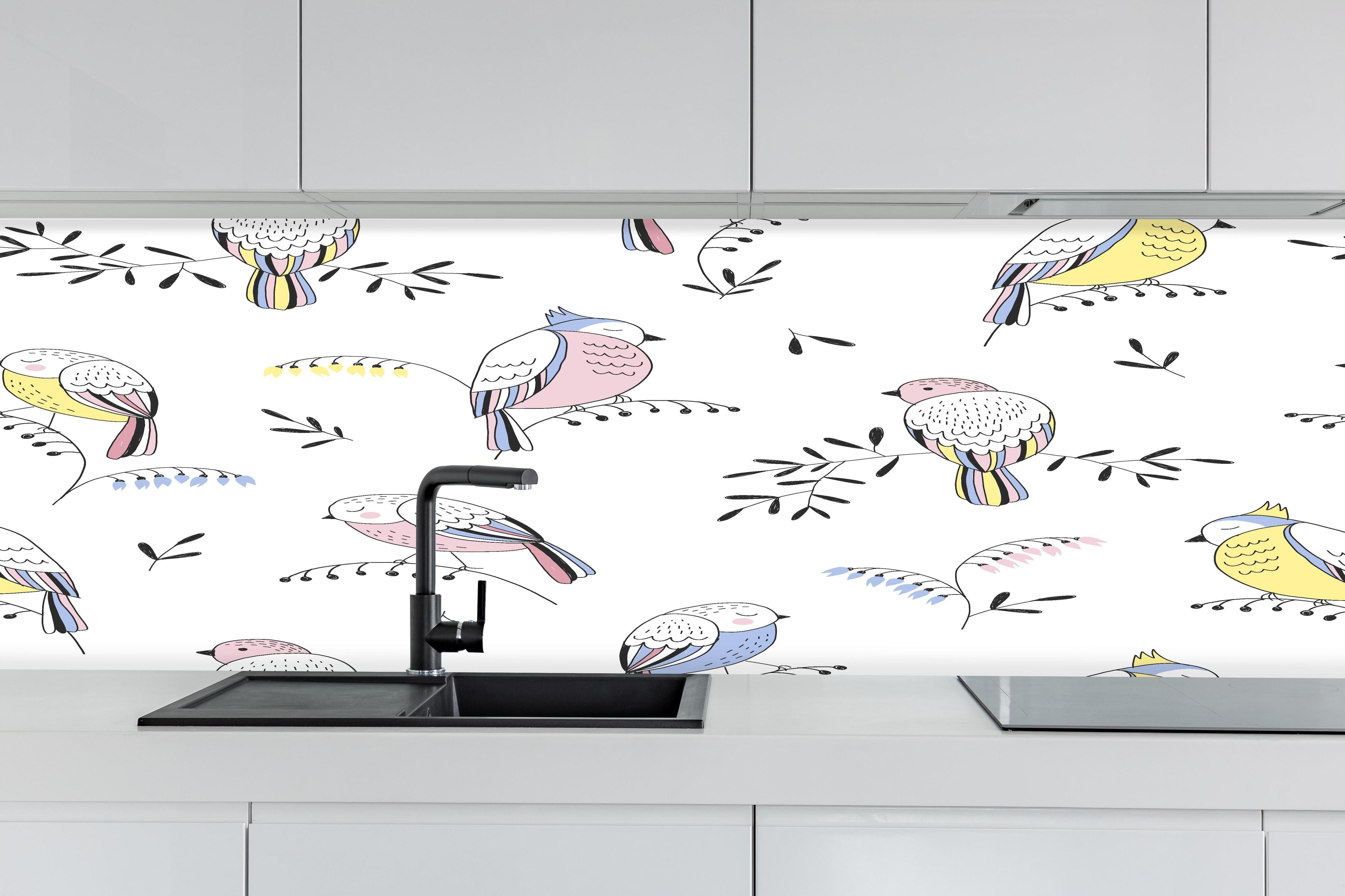 Küche - Bunte Vögel Muster Illustration hinter weißen Hochglanz-Küchenregalen und schwarzem Wasserhahn