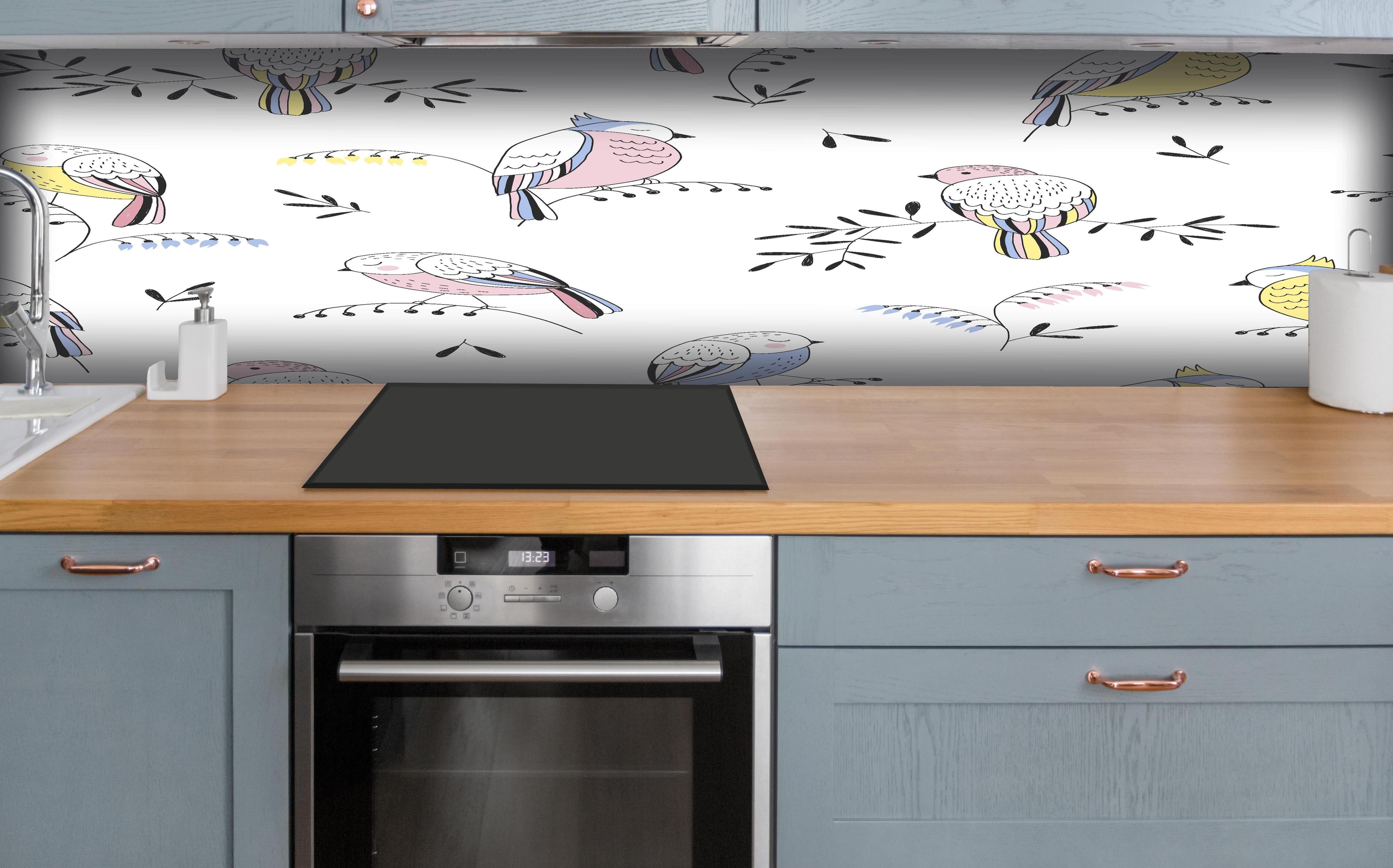 Küche - Bunte Vögel Muster Illustration hinter weißen Hochglanz-Küchenregalen und schwarzem Wasserhahn