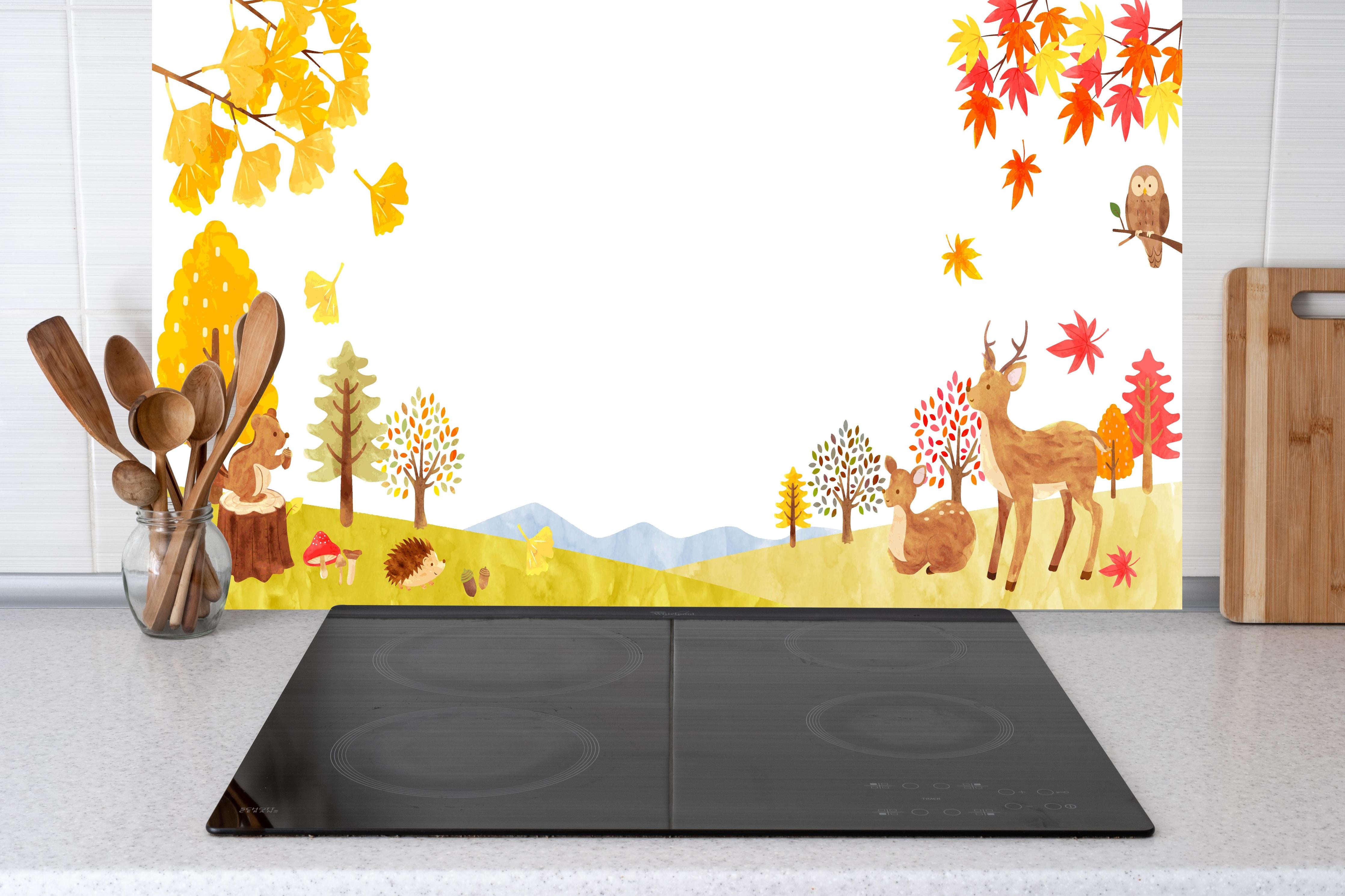 Küche - Bunter Herbstwald mit Tieren Illustration hinter weißen Hochglanz-Küchenregalen und schwarzem Wasserhahn