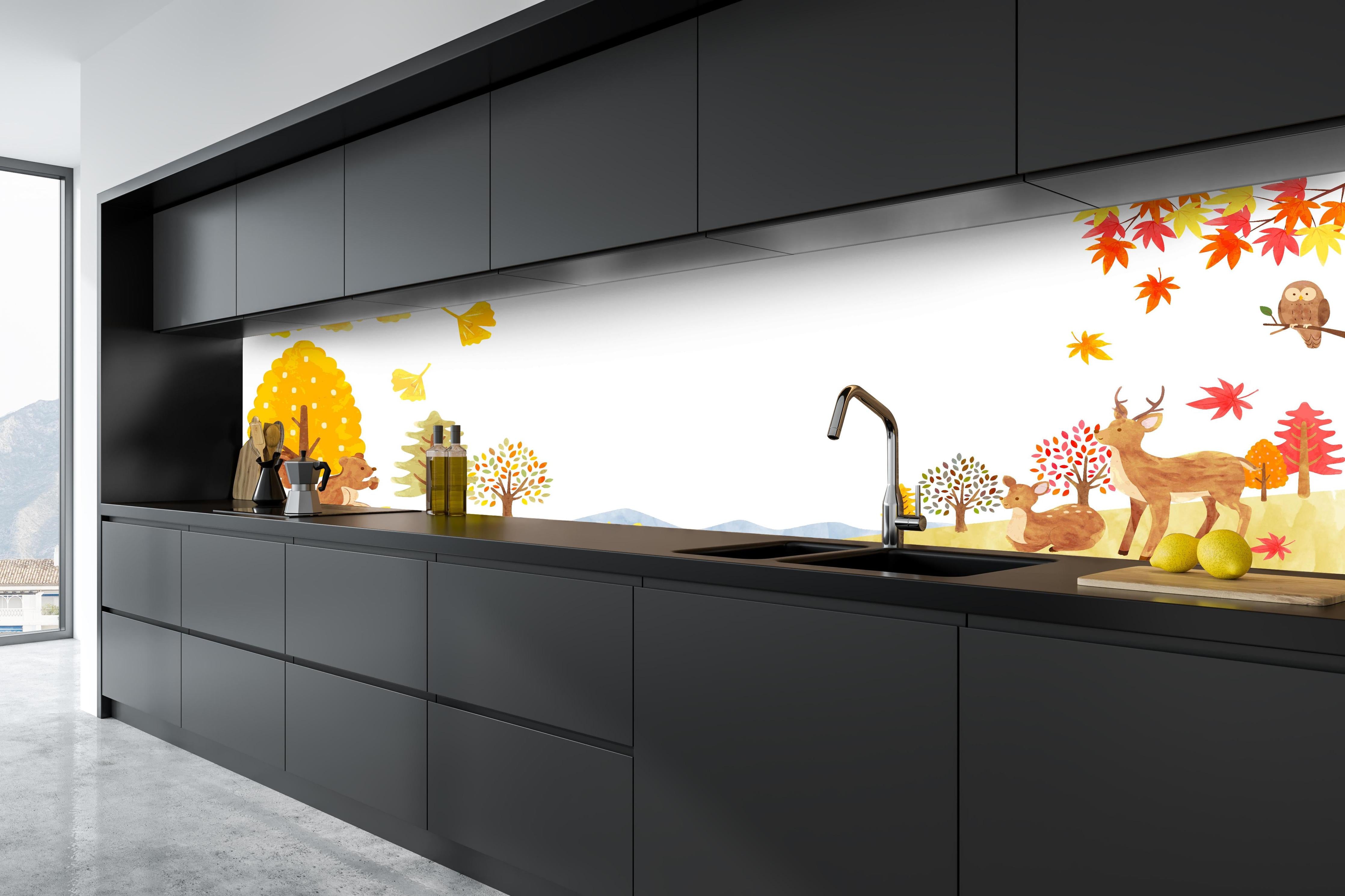 Küche - Bunter Herbstwald mit Tieren Illustration hinter weißen Hochglanz-Küchenregalen und schwarzem Wasserhahn