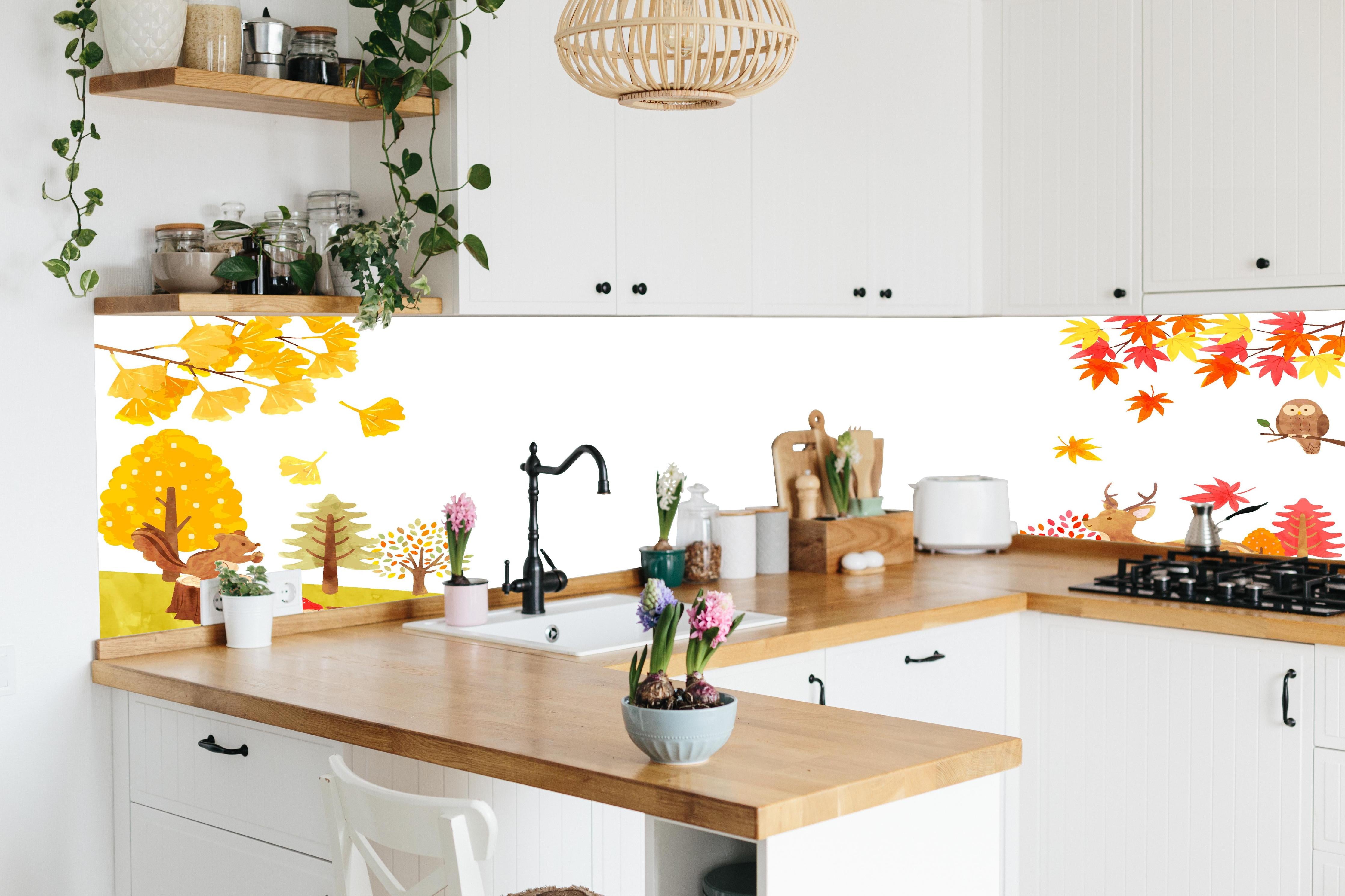 Küche - Bunter Herbstwald mit Tieren Illustration hinter weißen Hochglanz-Küchenregalen und schwarzem Wasserhahn