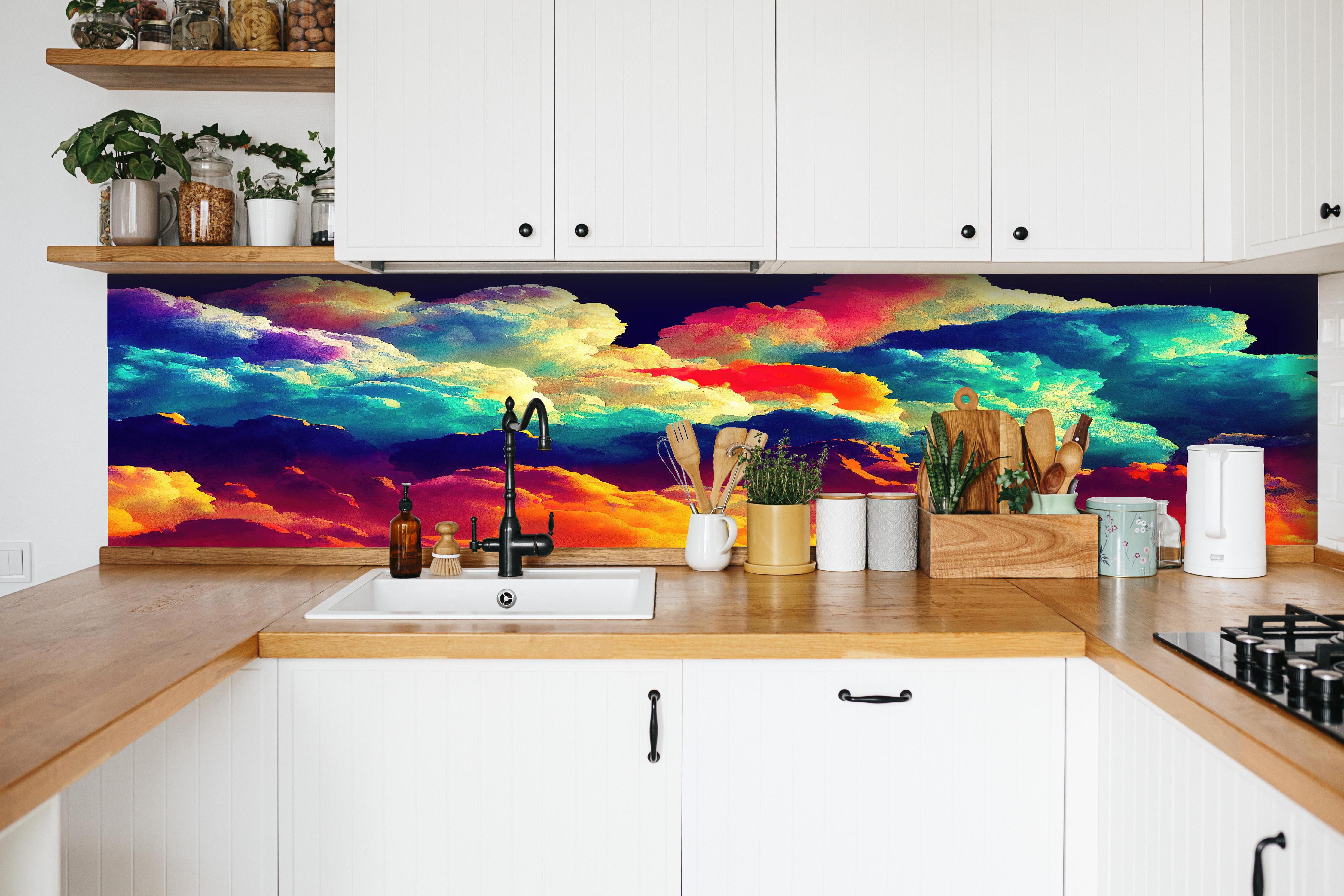 Küche - Bunter Wolkenhimmel hinter weißen Hochglanz-Küchenregalen und schwarzem Wasserhahn
