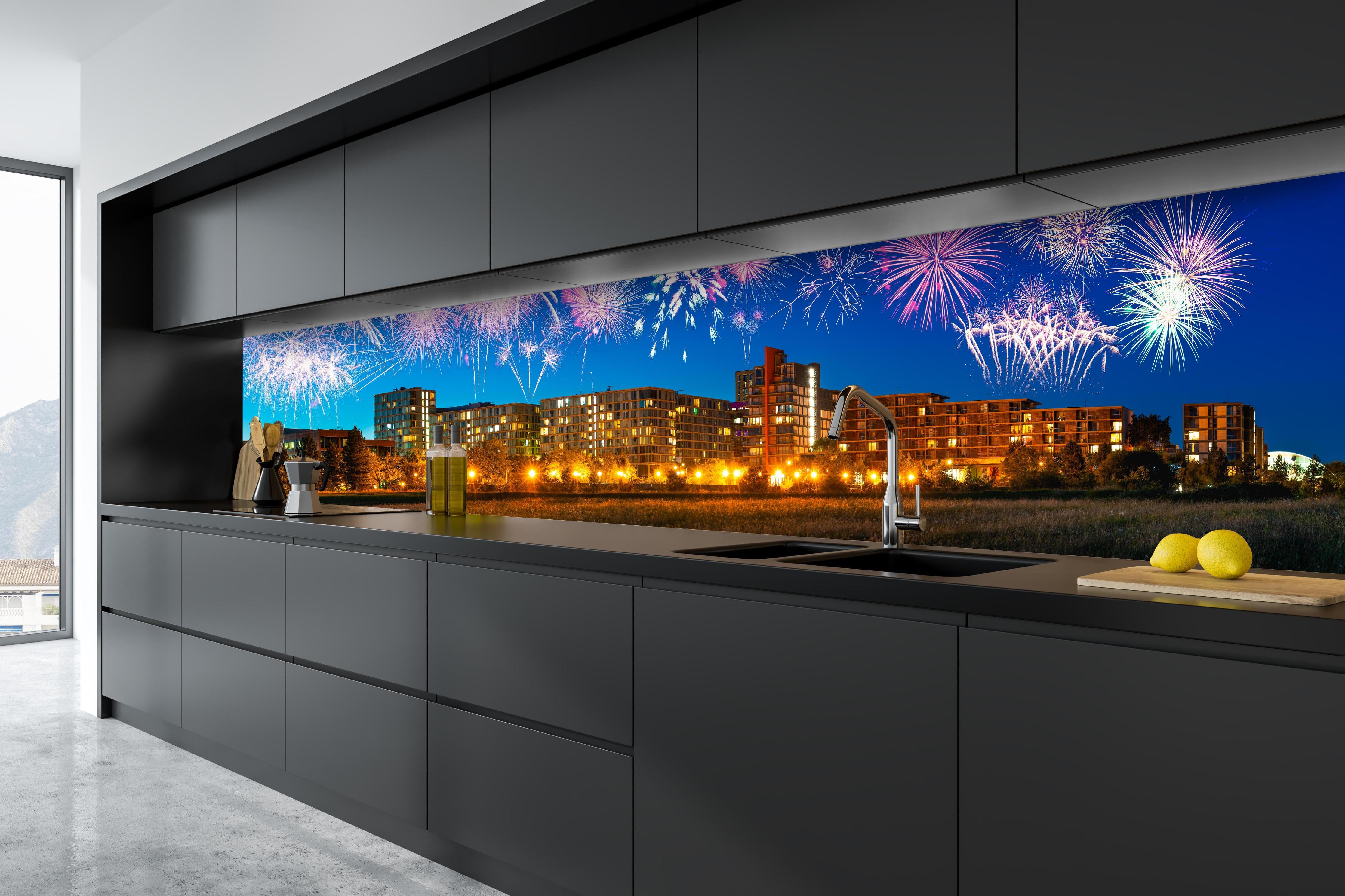 Küche - Buntes Feuerwerk Milton Keynes Skyline hinter weißen Hochglanz-Küchenregalen und schwarzem Wasserhahn