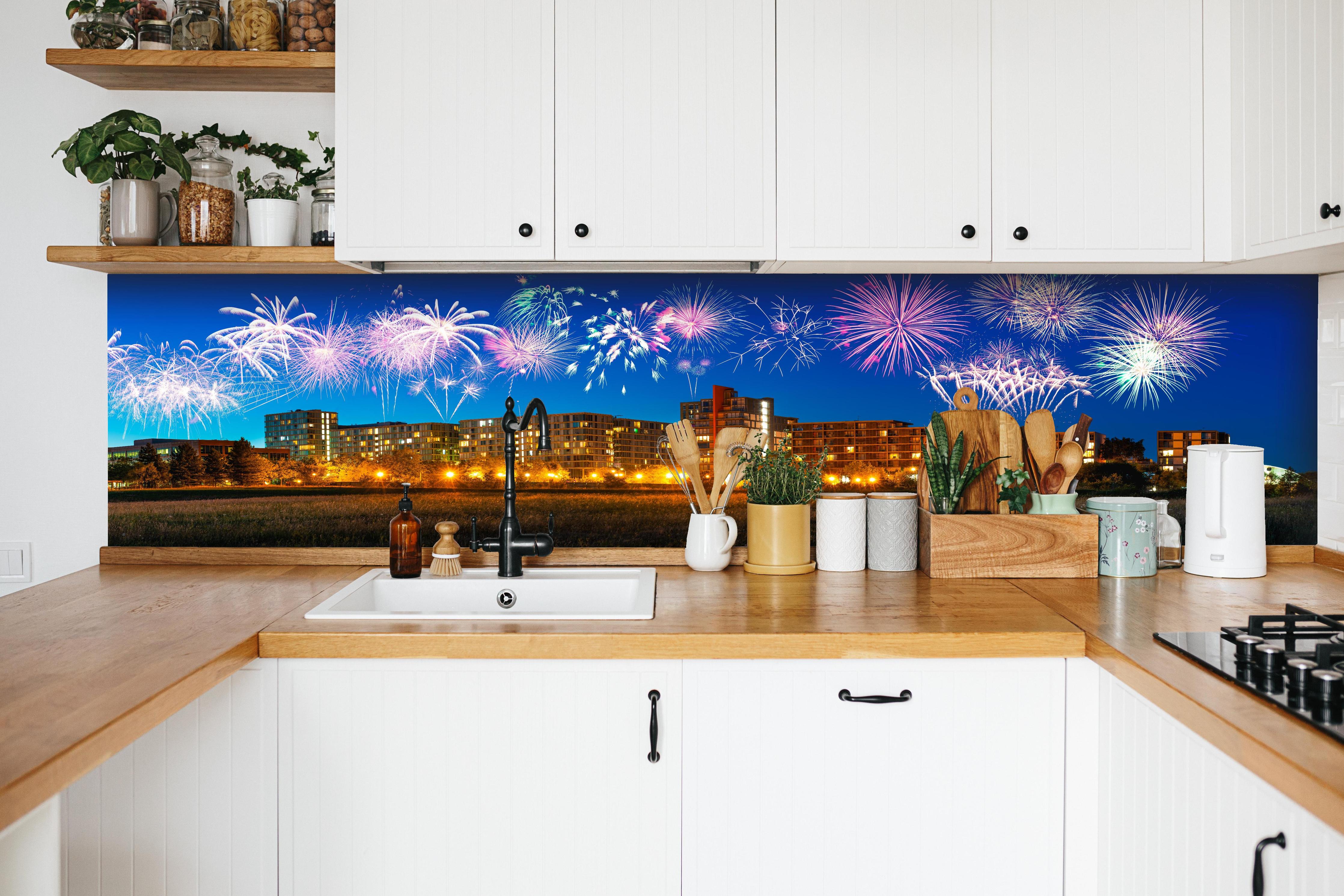 Küche - Buntes Feuerwerk Milton Keynes Skyline hinter weißen Hochglanz-Küchenregalen und schwarzem Wasserhahn