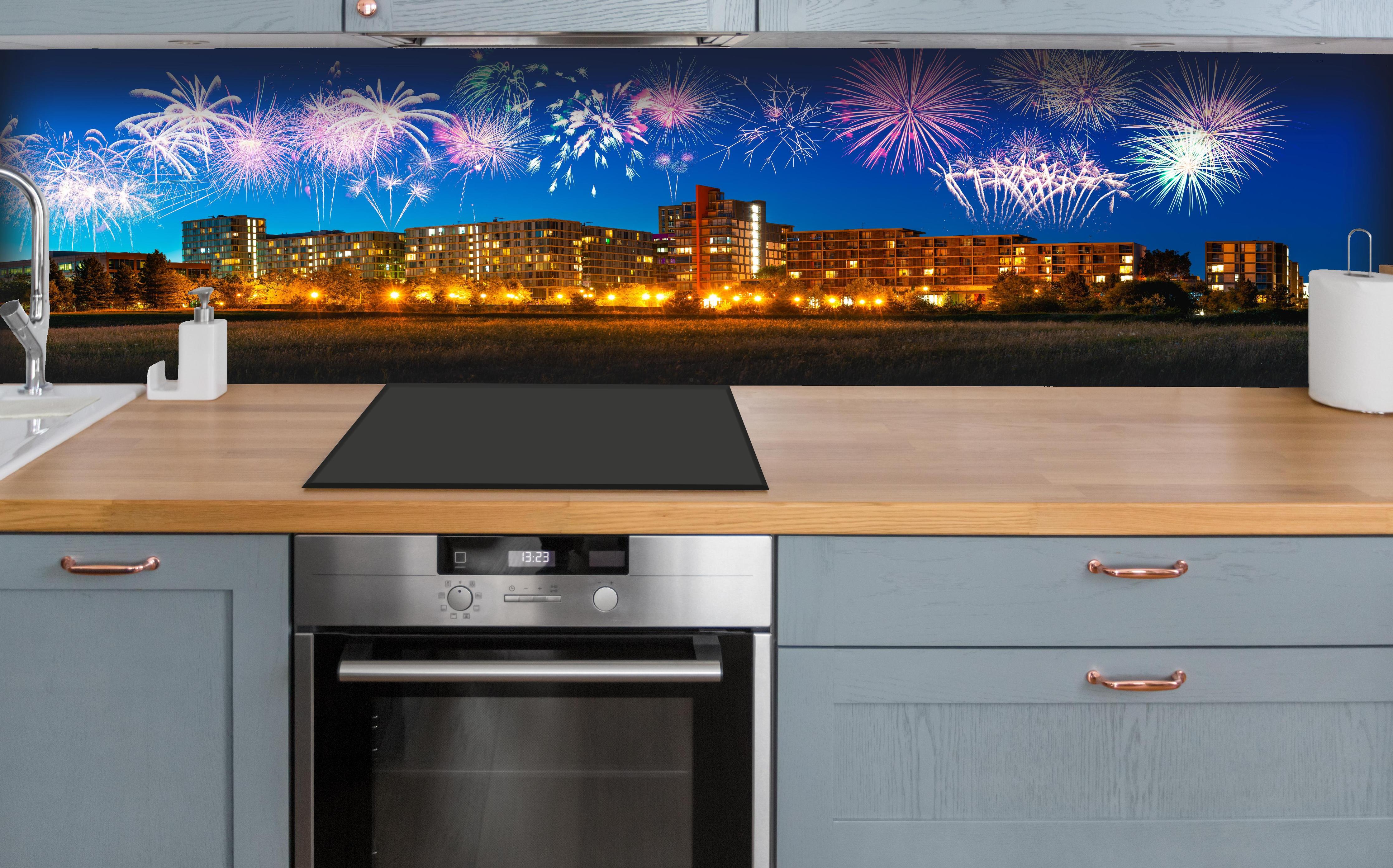 Küche - Buntes Feuerwerk Milton Keynes Skyline hinter weißen Hochglanz-Küchenregalen und schwarzem Wasserhahn