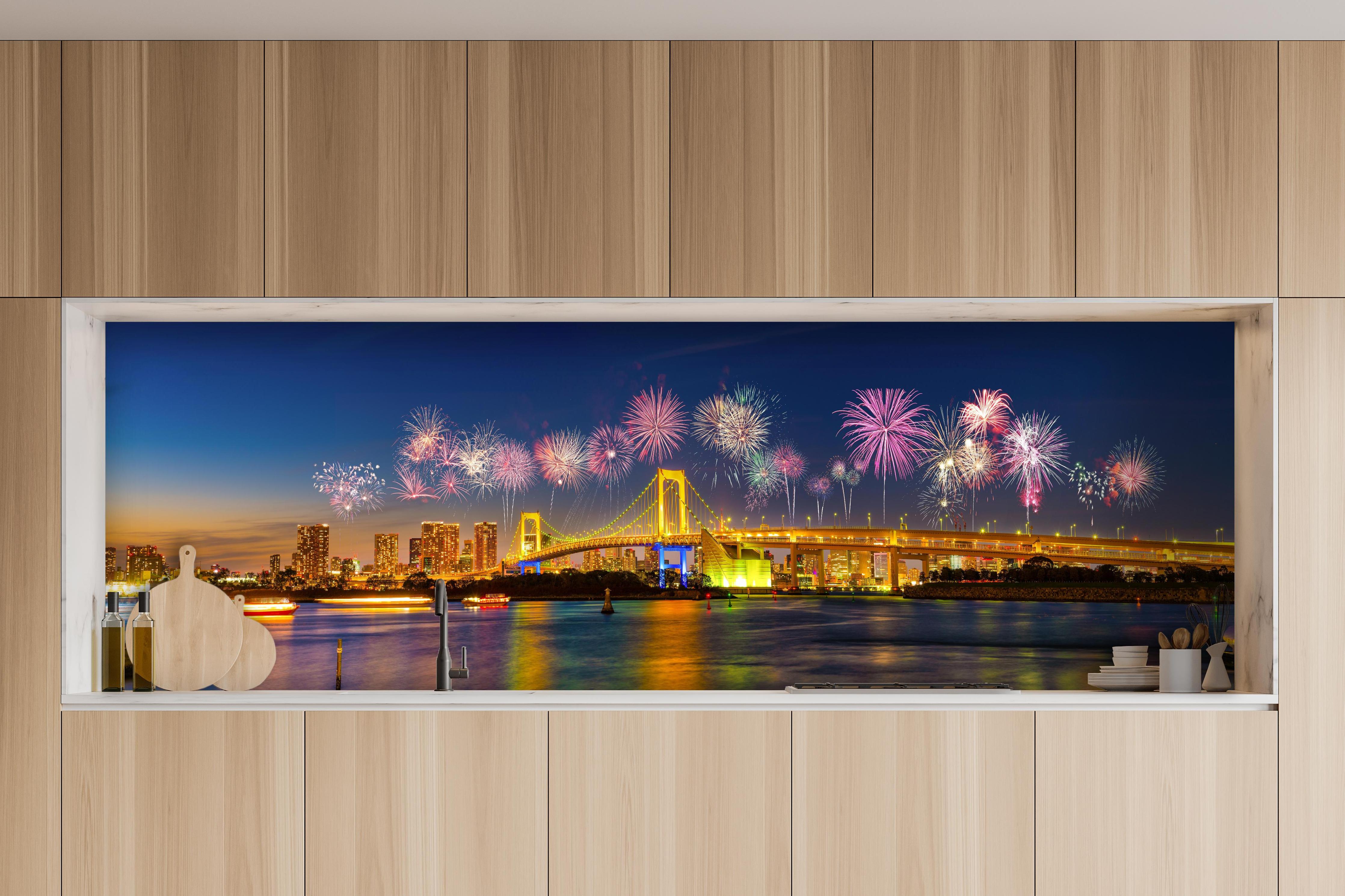 Küche - Buntes Feuerwerk Tokio Rainbow Bridge hinter weißen Hochglanz-Küchenregalen und schwarzem Wasserhahn