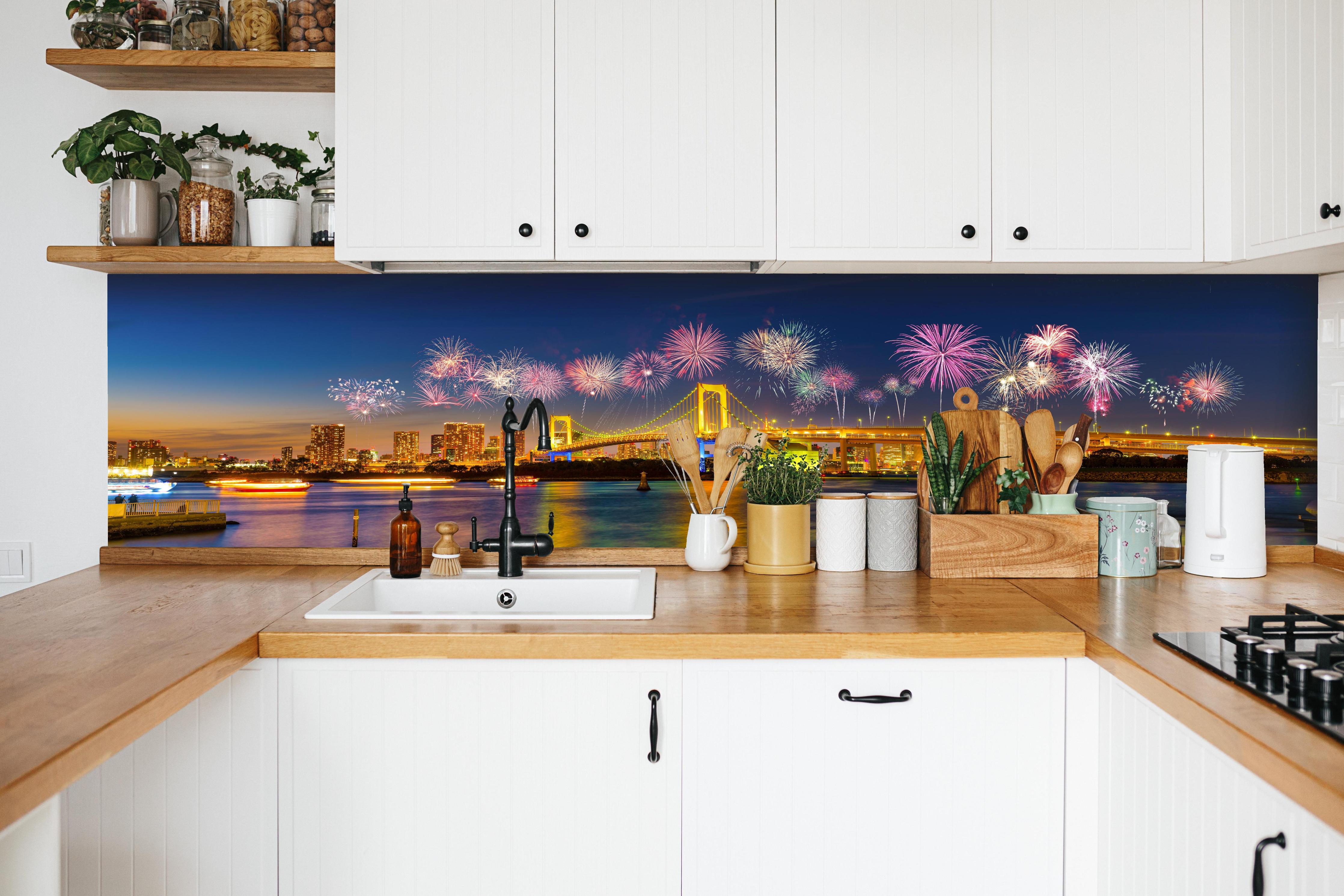 Küche - Buntes Feuerwerk Tokio Rainbow Bridge hinter weißen Hochglanz-Küchenregalen und schwarzem Wasserhahn