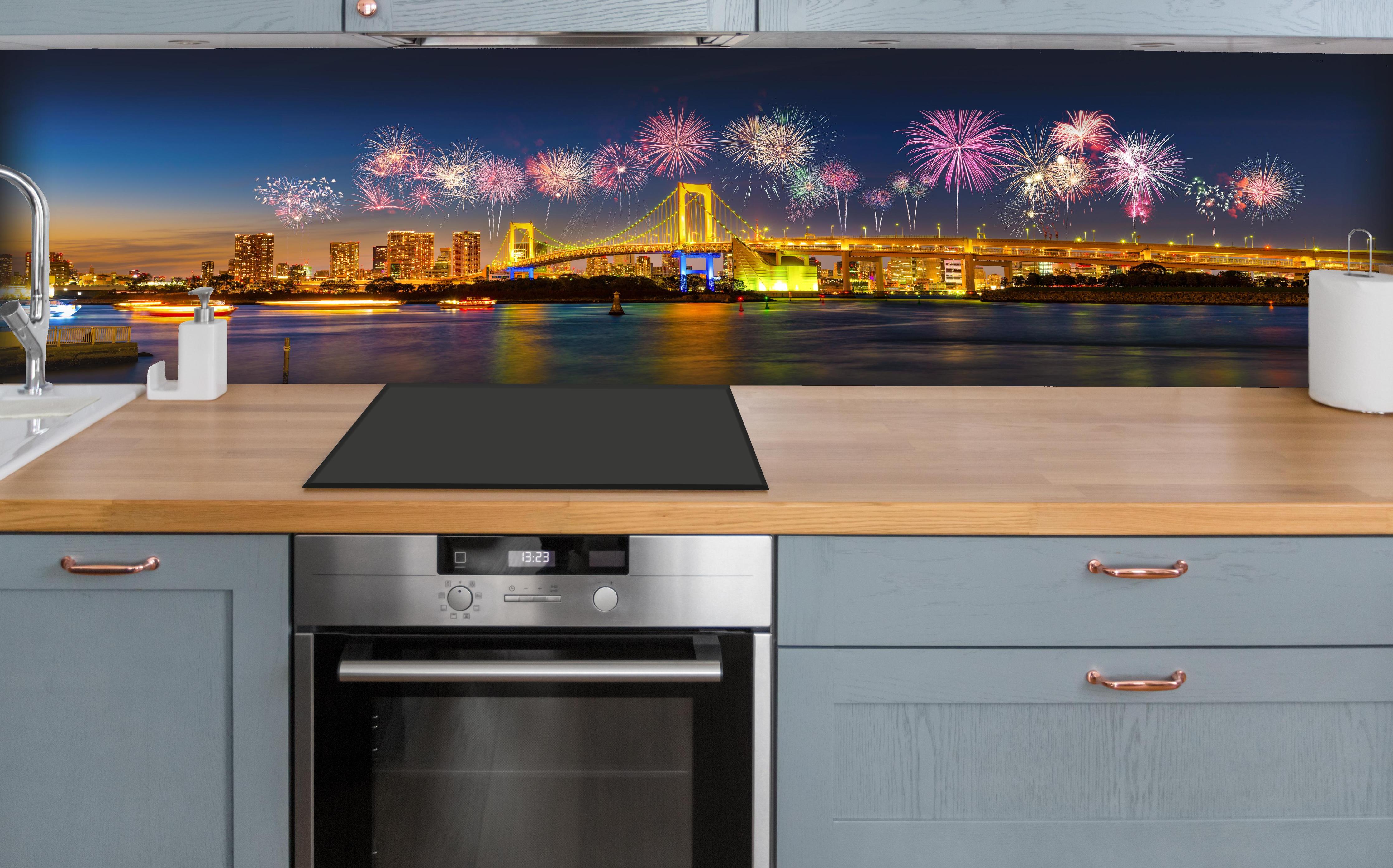 Küche - Buntes Feuerwerk Tokio Rainbow Bridge hinter weißen Hochglanz-Küchenregalen und schwarzem Wasserhahn