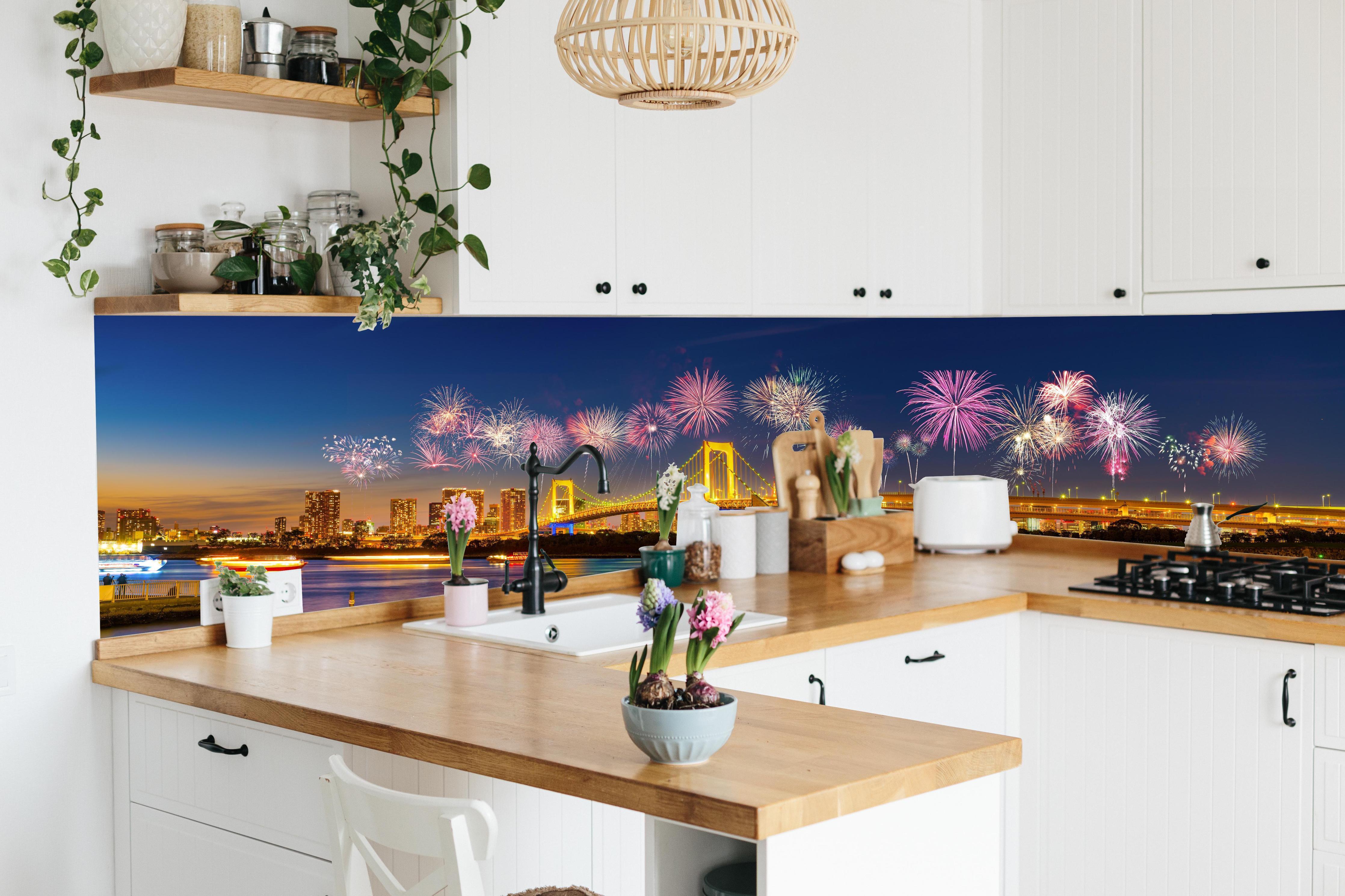 Küche - Buntes Feuerwerk Tokio Rainbow Bridge hinter weißen Hochglanz-Küchenregalen und schwarzem Wasserhahn