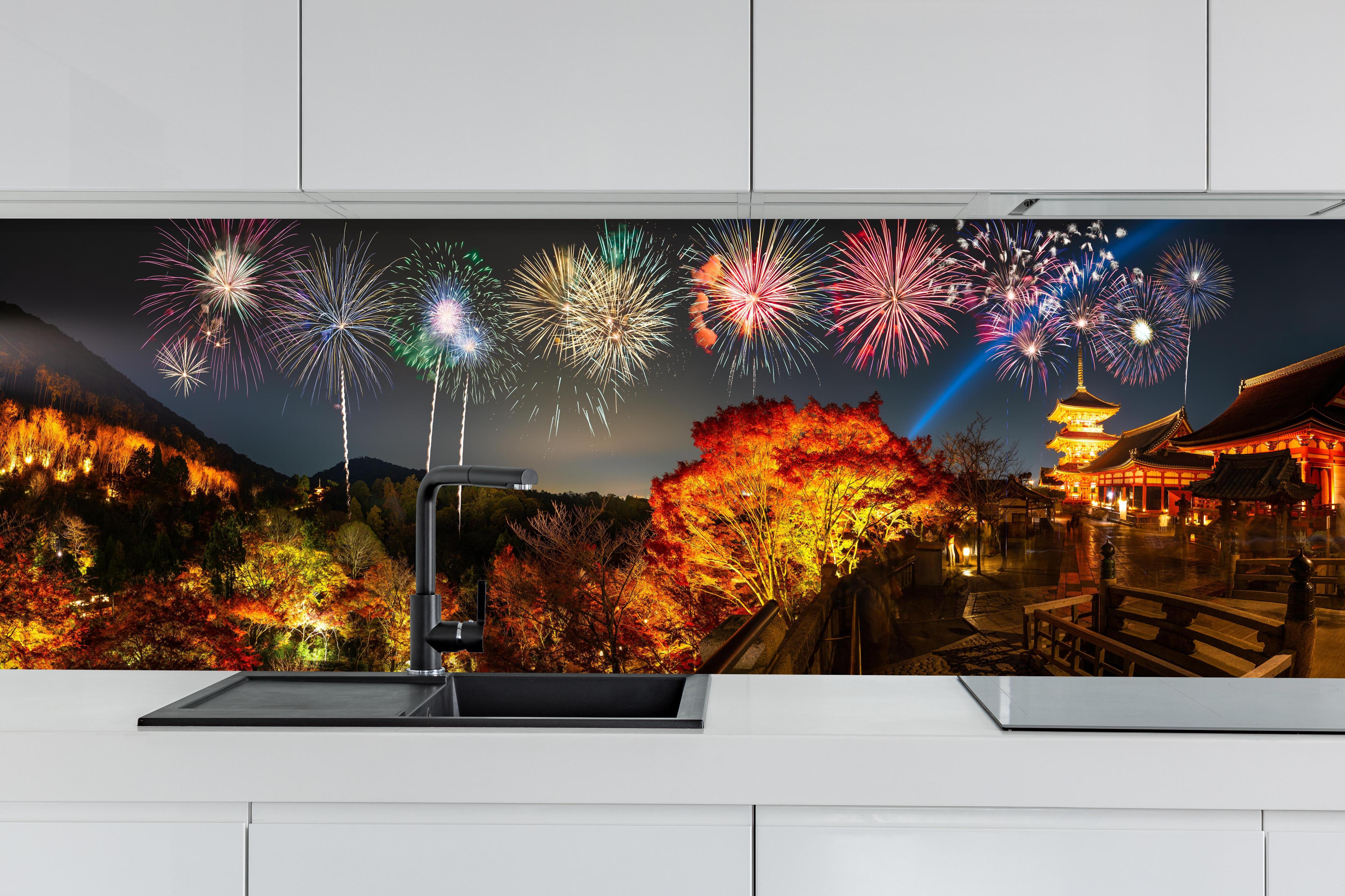 Küche - Buntes Feuerwerk am Kiyomizu-dera Tempel hinter weißen Hochglanz-Küchenregalen und schwarzem Wasserhahn