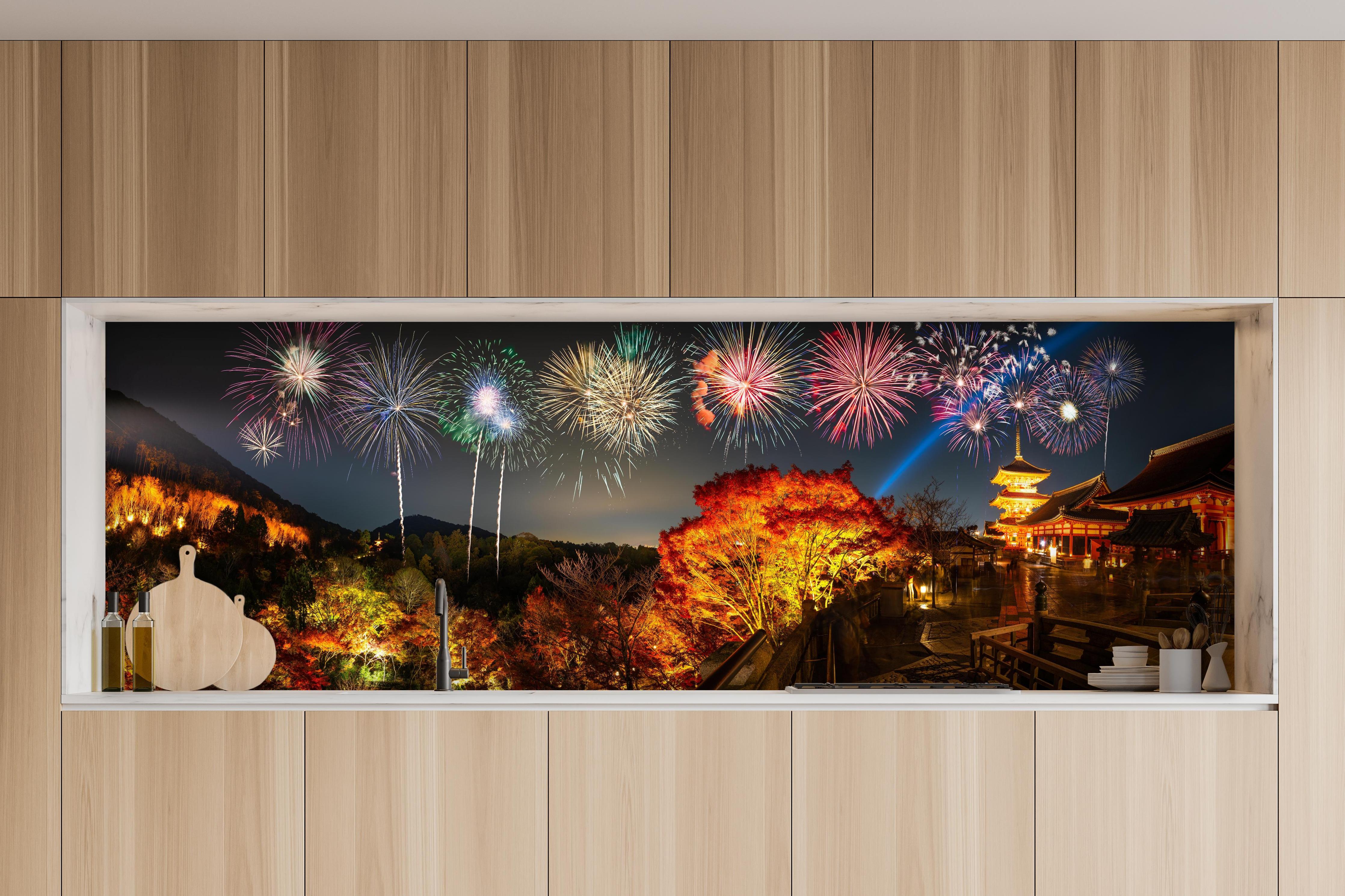 Küche - Buntes Feuerwerk am Kiyomizu-dera Tempel hinter weißen Hochglanz-Küchenregalen und schwarzem Wasserhahn