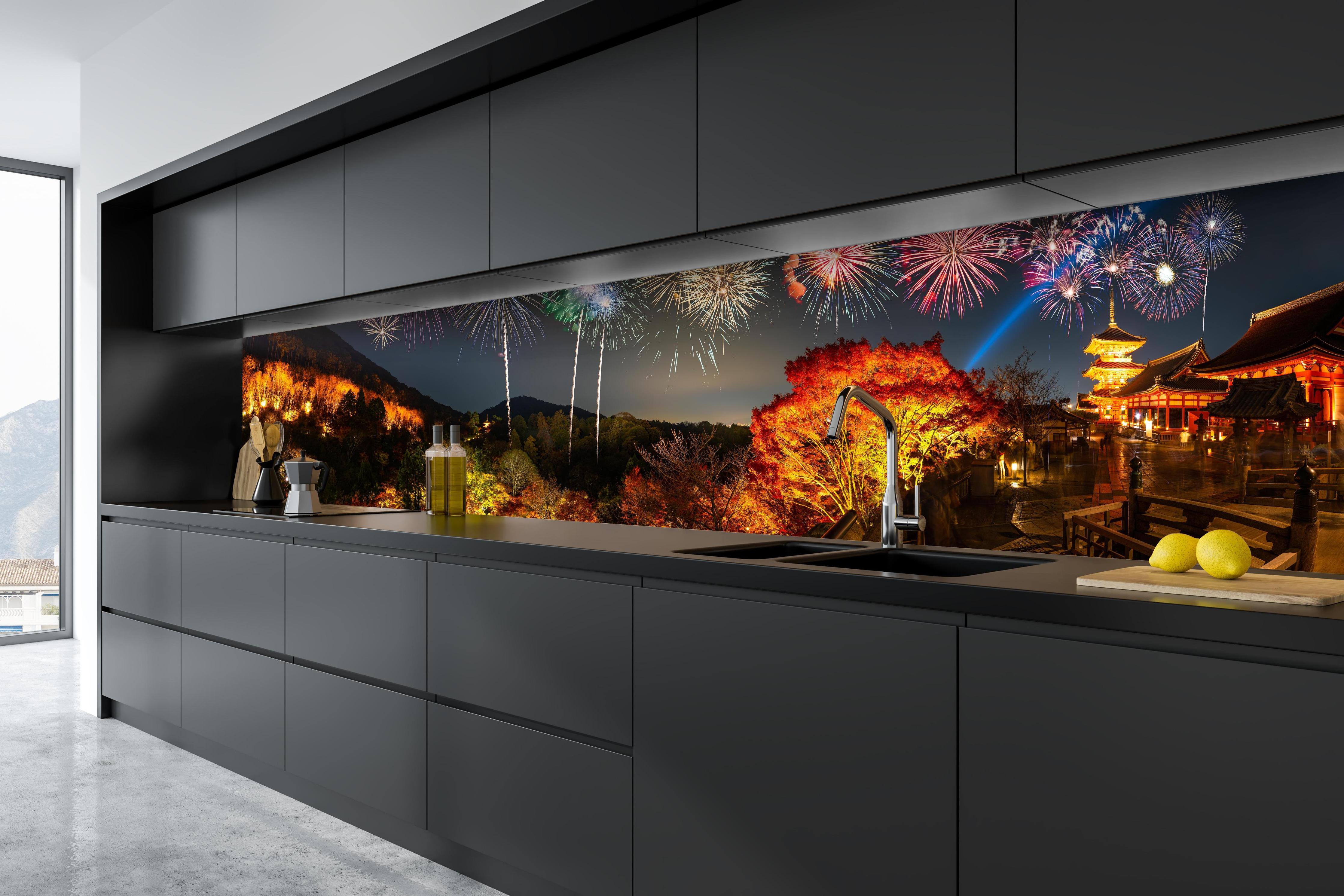 Küche - Buntes Feuerwerk am Kiyomizu-dera Tempel hinter weißen Hochglanz-Küchenregalen und schwarzem Wasserhahn