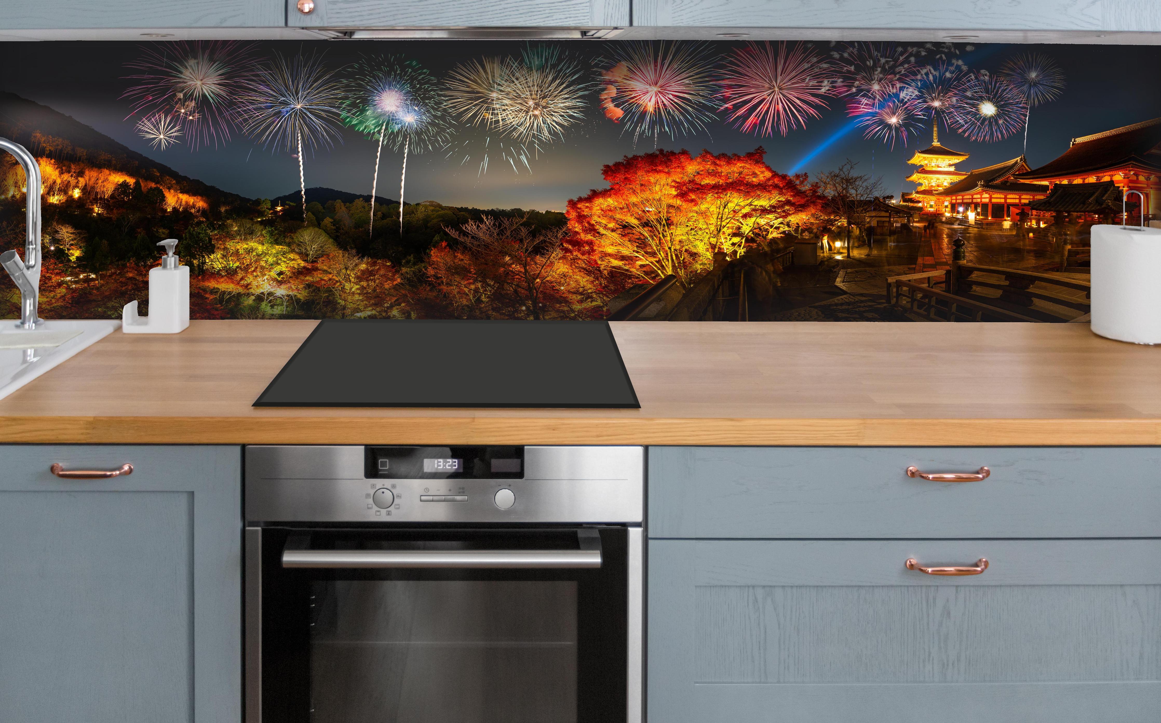 Küche - Buntes Feuerwerk am Kiyomizu-dera Tempel hinter weißen Hochglanz-Küchenregalen und schwarzem Wasserhahn