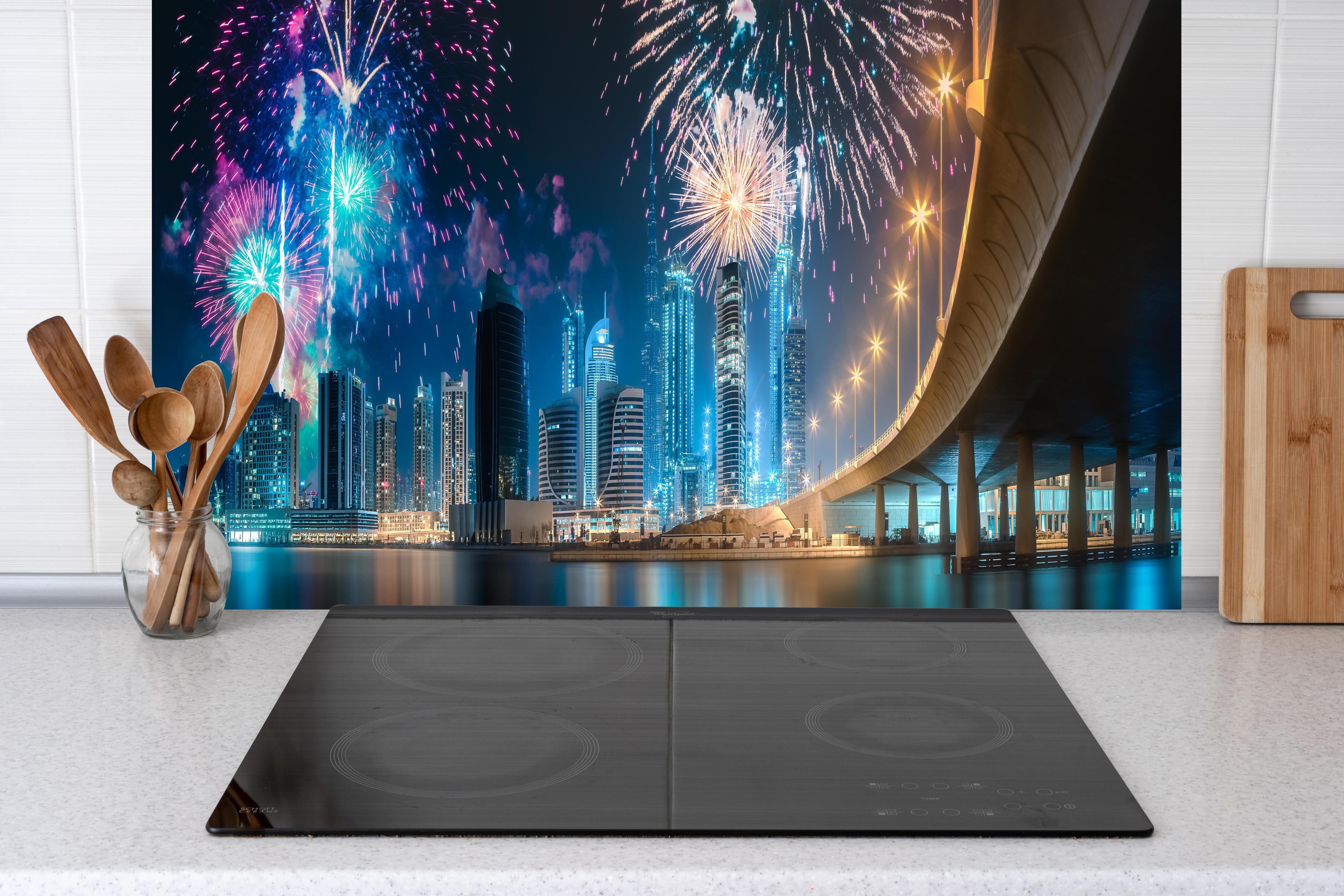 Küche - Buntes Feuerwerk über Dubai Business Bay hinter weißen Hochglanz-Küchenregalen und schwarzem Wasserhahn