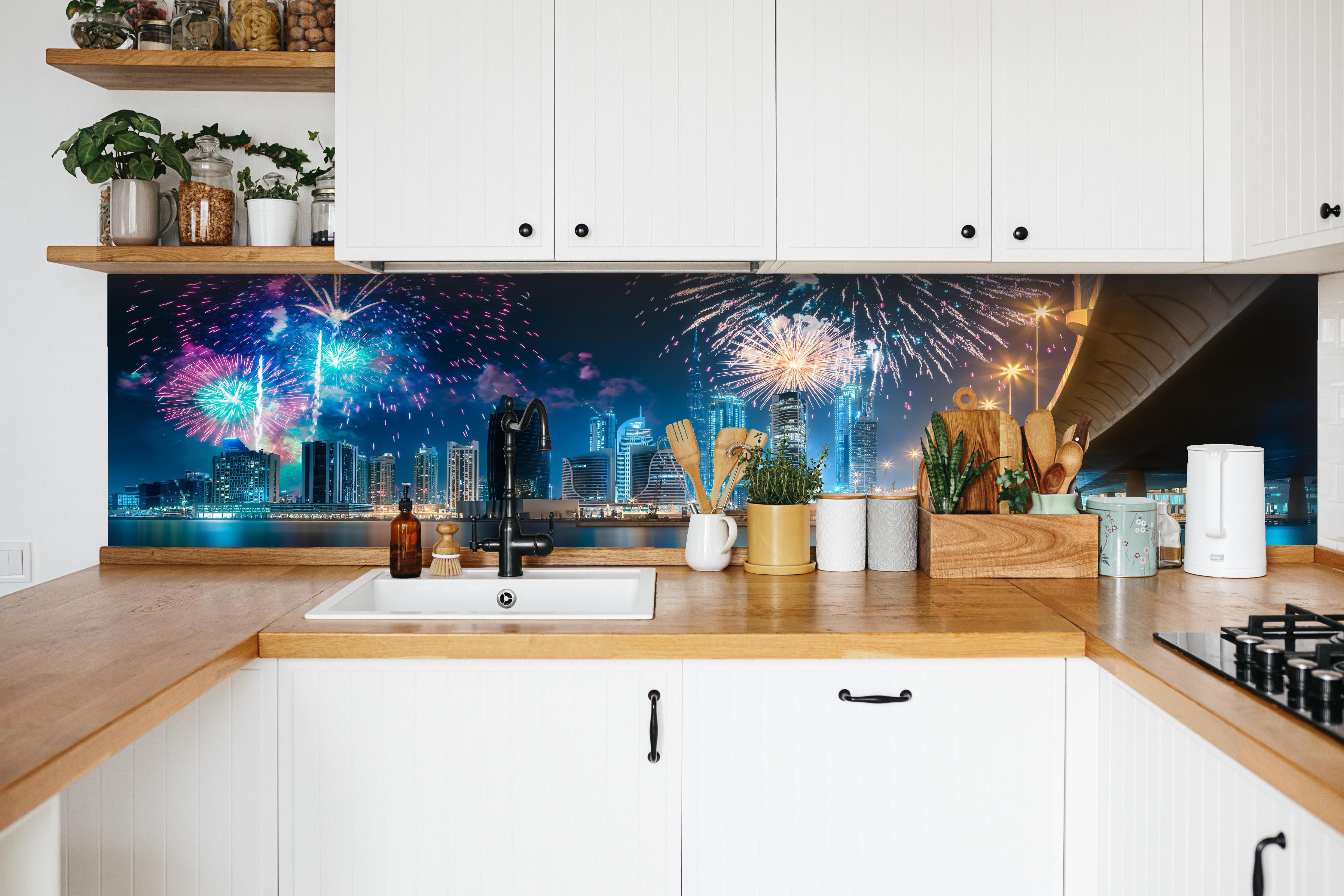 Küche - Buntes Feuerwerk über Dubai Business Bay hinter weißen Hochglanz-Küchenregalen und schwarzem Wasserhahn