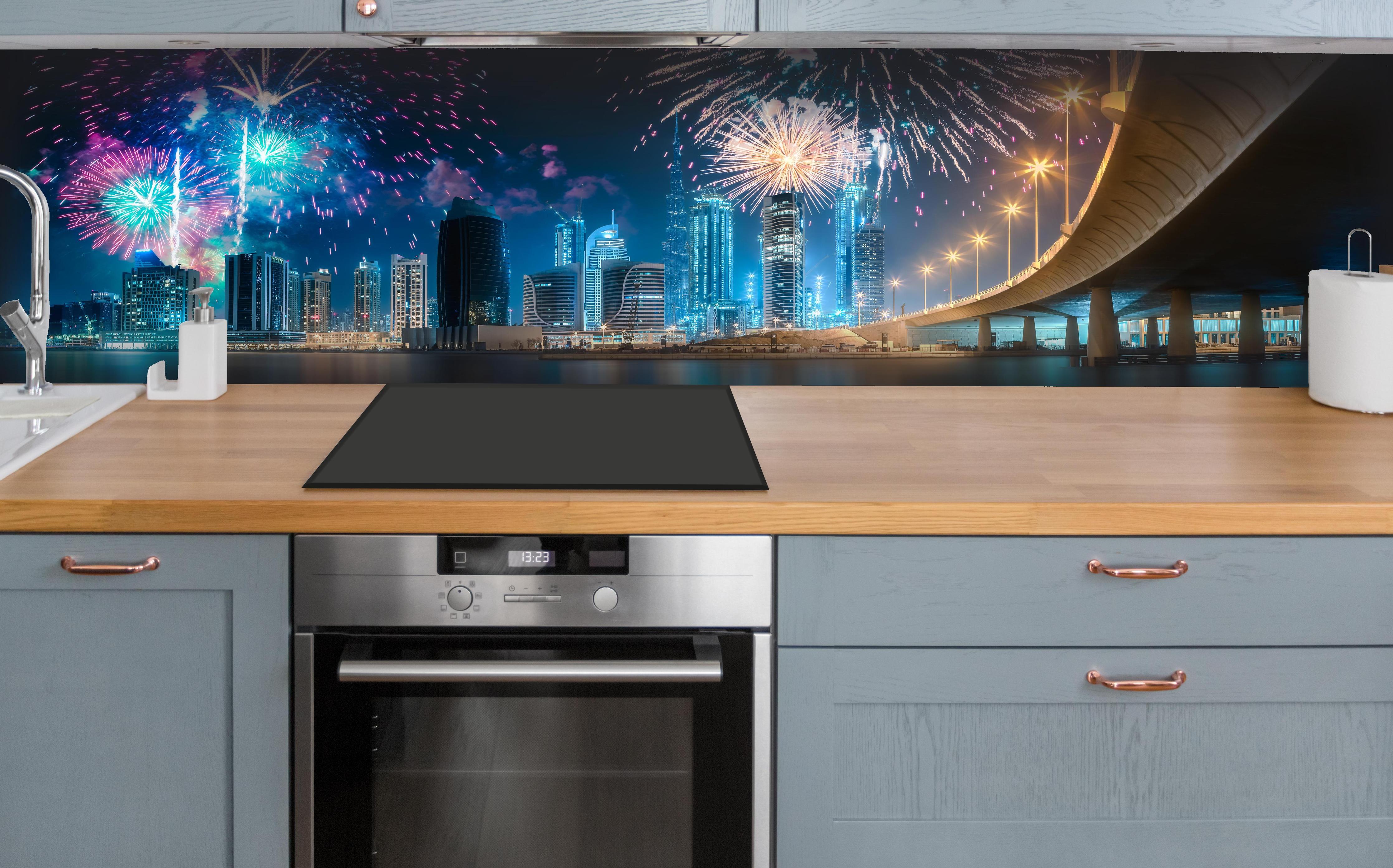 Küche - Buntes Feuerwerk über Dubai Business Bay hinter weißen Hochglanz-Küchenregalen und schwarzem Wasserhahn