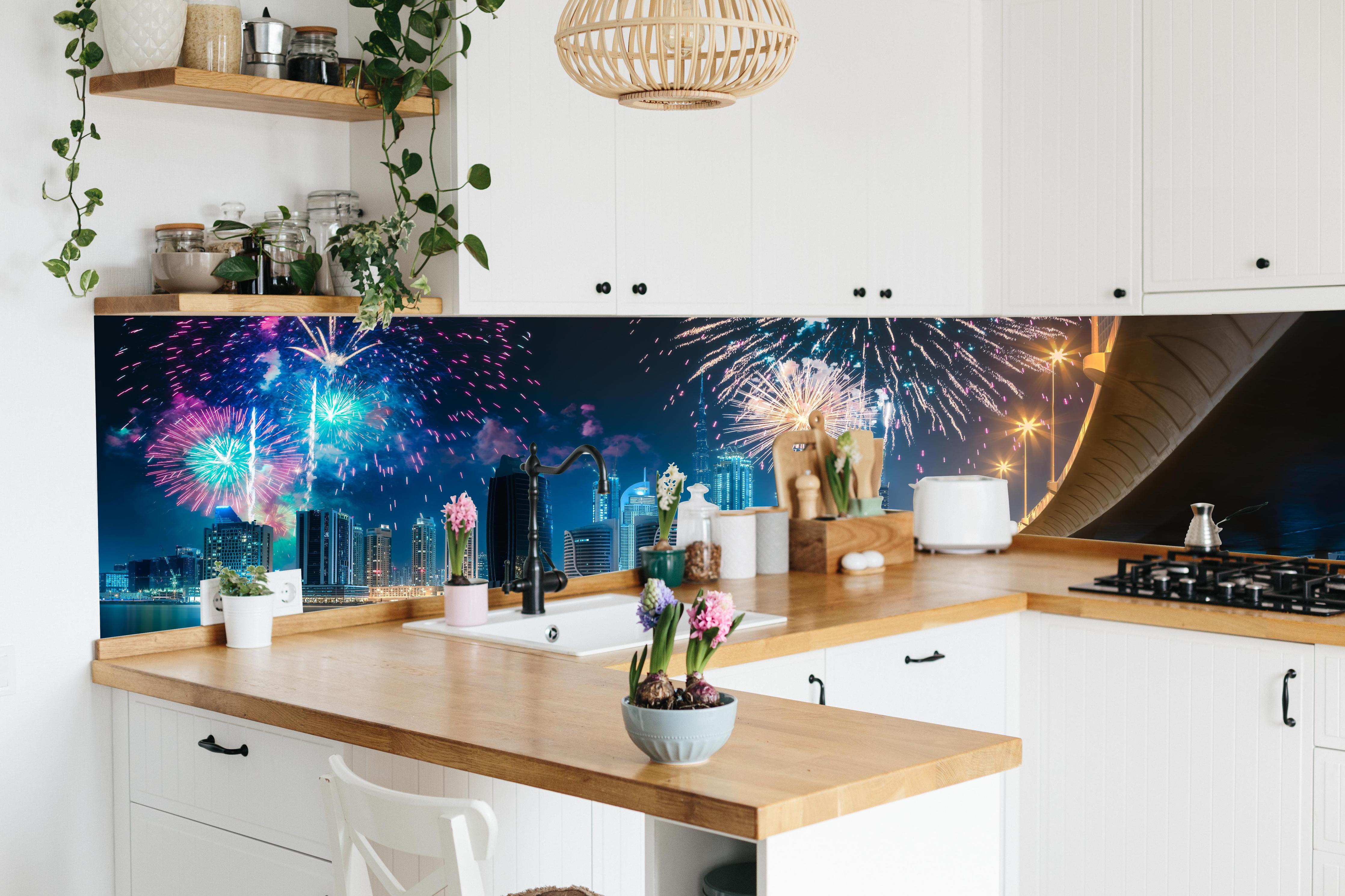 Küche - Buntes Feuerwerk über Dubai Business Bay hinter weißen Hochglanz-Küchenregalen und schwarzem Wasserhahn
