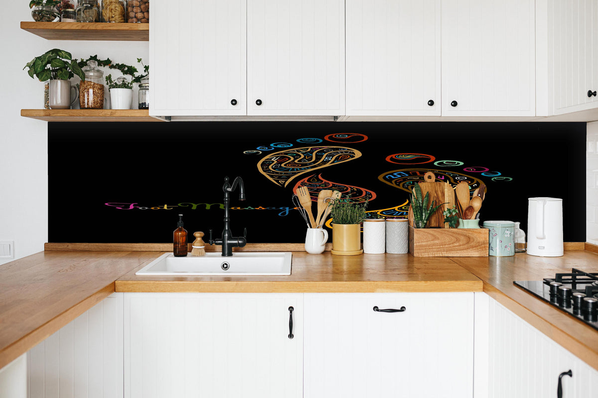 Küche - Buntes Fußmassage Bild in Grau- und Weißtönen hinter weißen Hochglanz-Küchenregalen und schwarzem Wasserhahn
