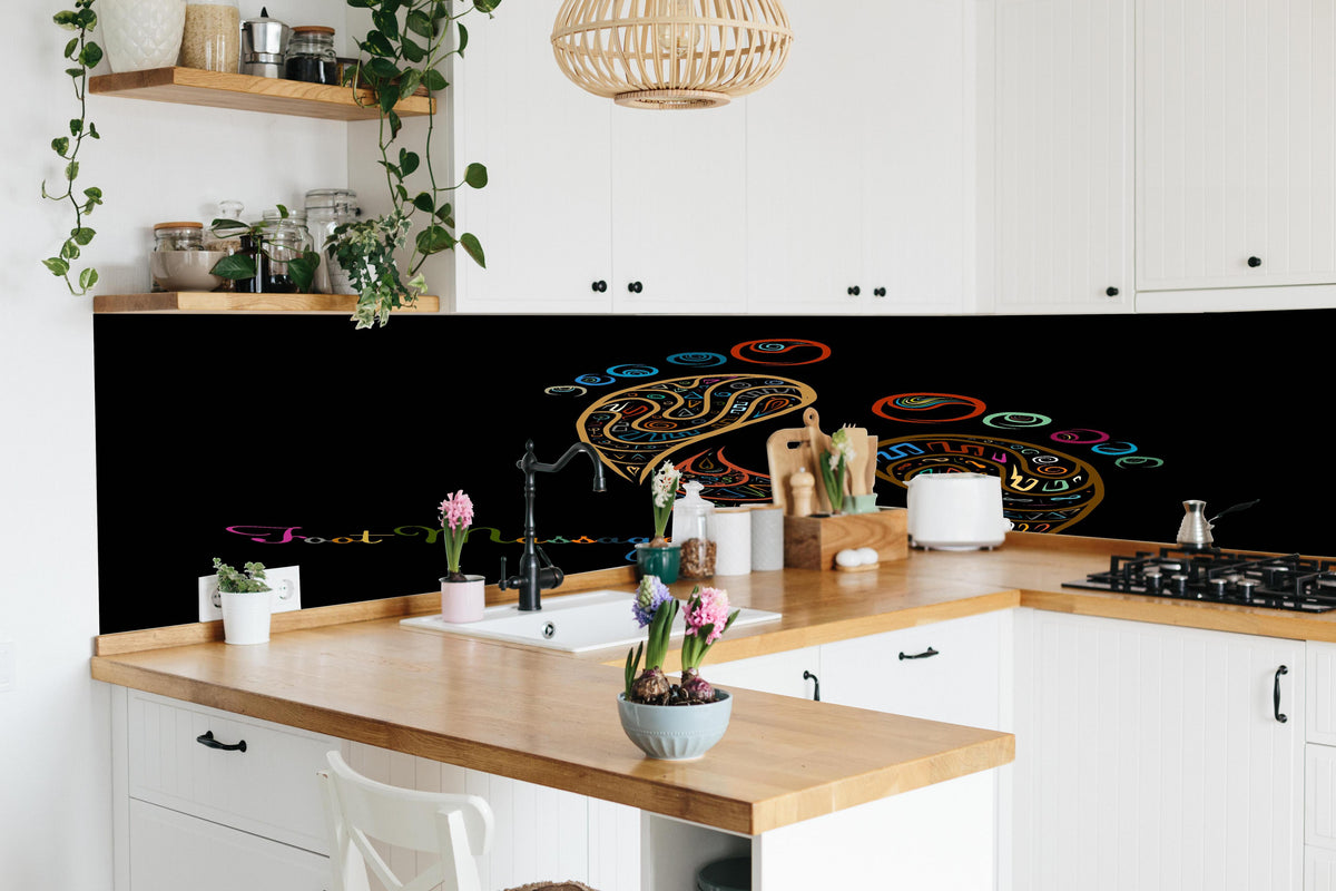 Küche - Buntes Fußmassage Bild in Grau- und Weißtönen hinter weißen Hochglanz-Küchenregalen und schwarzem Wasserhahn