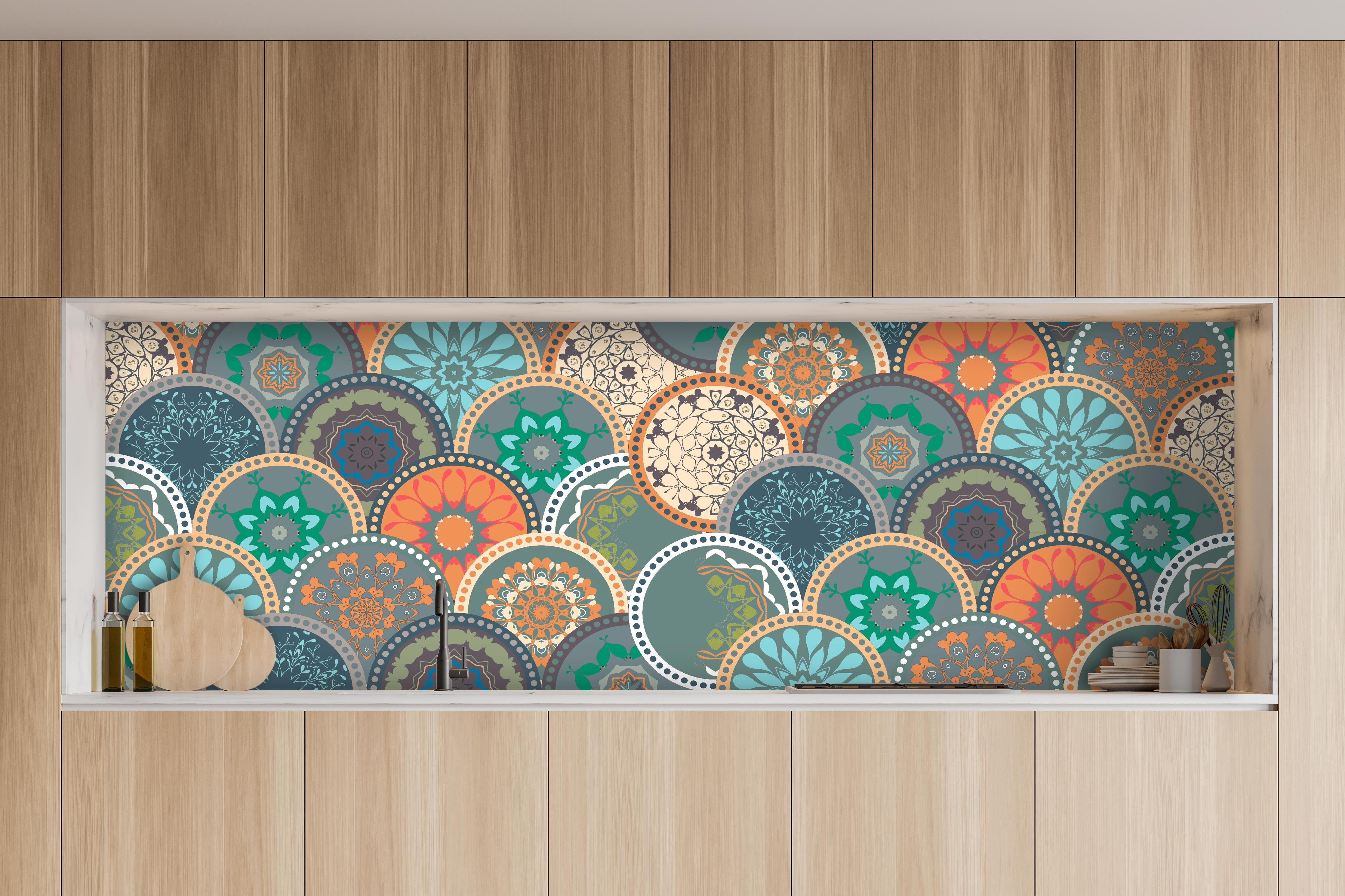 Küche - Buntes Mandala-Design mit floralen Mustern hinter weißen Hochglanz-Küchenregalen und schwarzem Wasserhahn