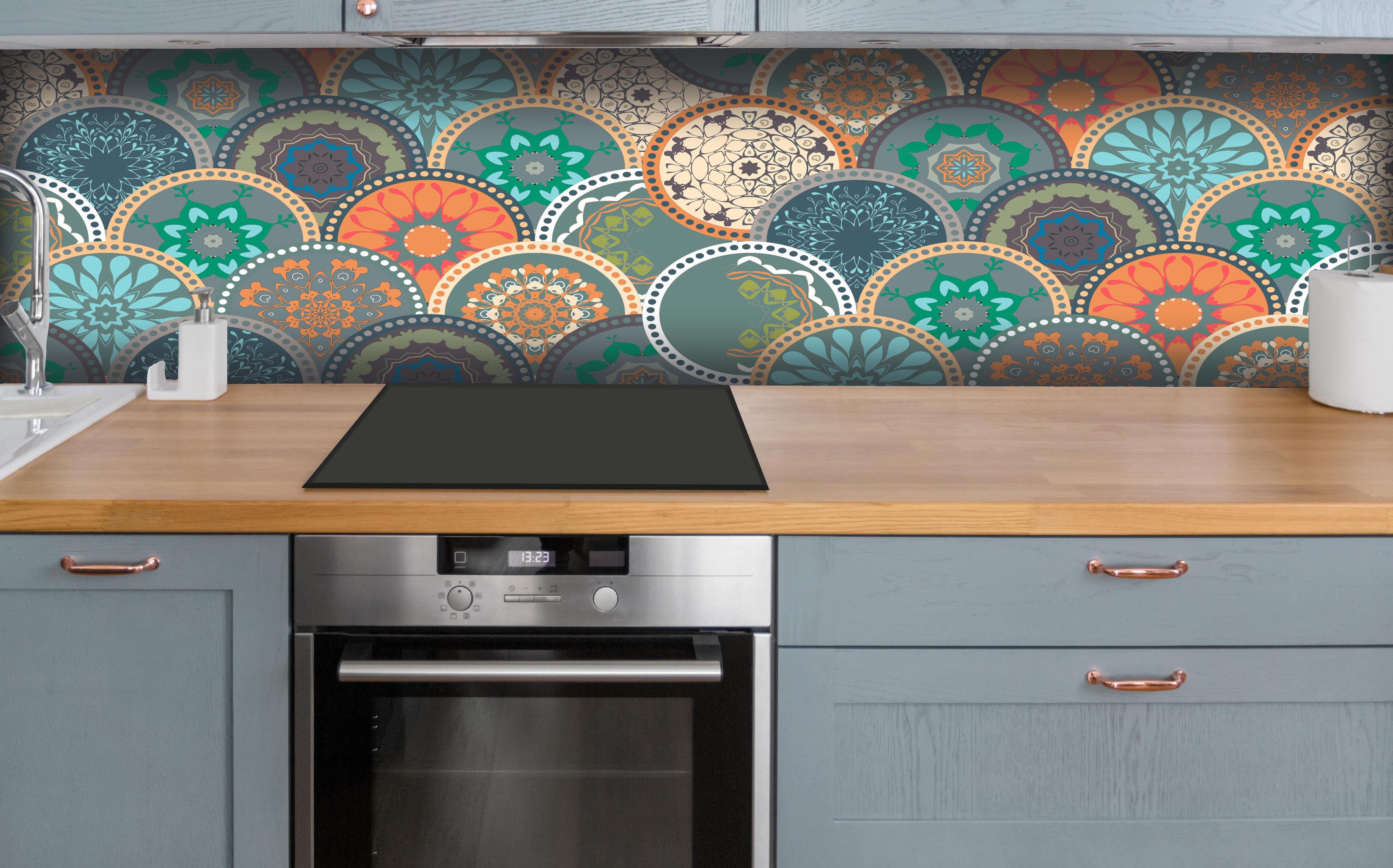 Küche - Buntes Mandala-Design mit floralen Mustern hinter weißen Hochglanz-Küchenregalen und schwarzem Wasserhahn