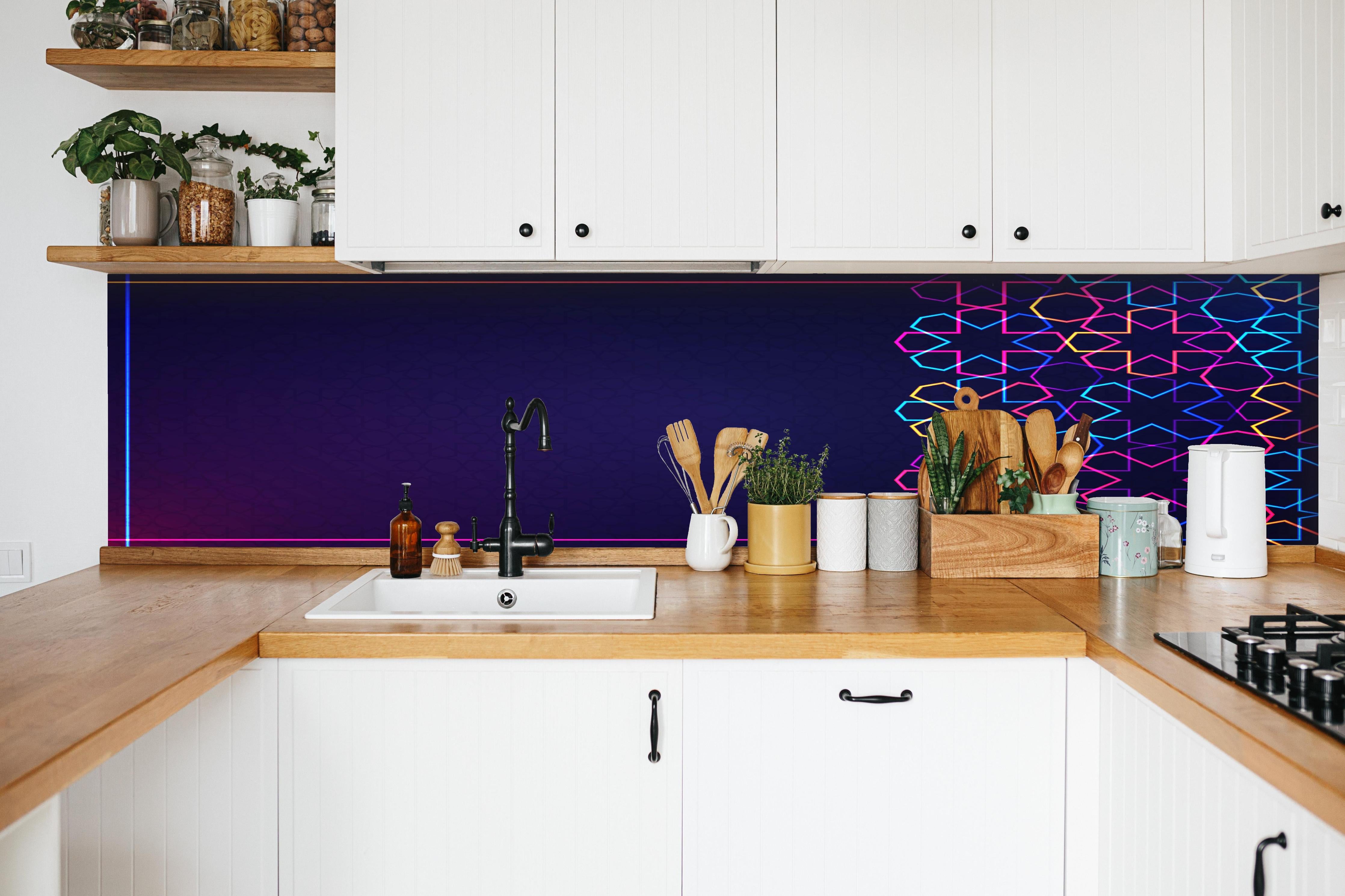 Küche - Buntes Neon Eid Mubarak Design hinter weißen Hochglanz-Küchenregalen und schwarzem Wasserhahn